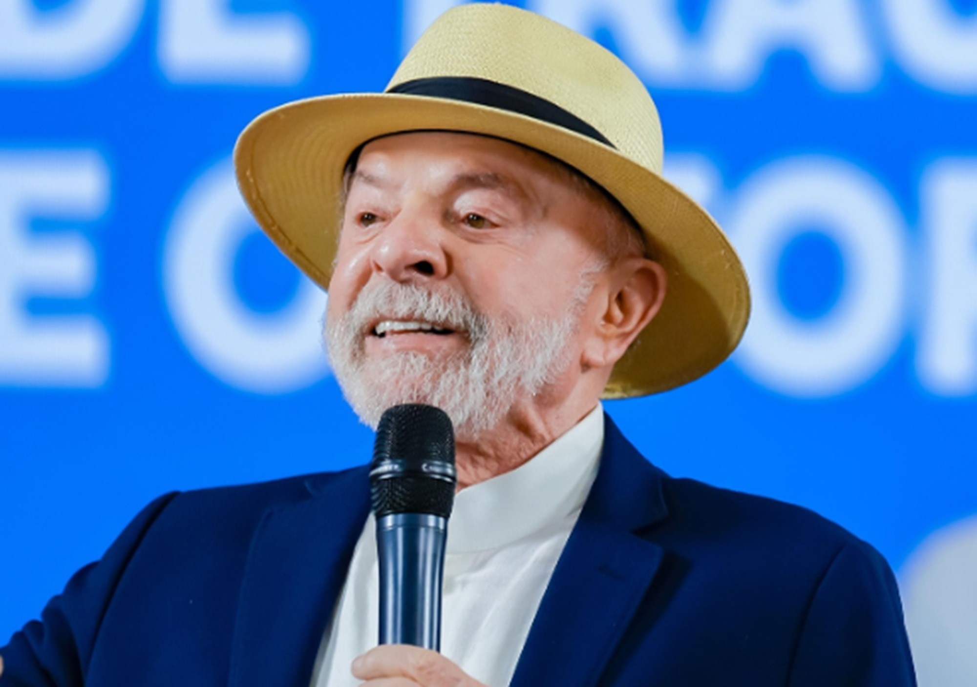 O presidente Lula quer criar um Ministério do Idoso e a proposta já movimenta os bastidores do governo. A ideia aproveita a experiência da Universidade Aberta da Terceira Idade, integrada ao Núcleo do Envelhecimento Humano da Universidade do Estado do Rio de Janeiro, para construir políticas voltadas à dignidade, ao cuidado e à participação ativa das pessoas idosas.

Um dos nomes cotados para comandar a pasta é o médico e ex-deputado federal Alexandre Cardoso, que atua em projetos de inclusão digital e social para a terceira idade. Após a reeleição, Lula fez questão de agradecer o voto dos idosos que foram às urnas mesmo sem obrigação, chamando aquela cena de a mais forte e humana da eleição, e voltou ao tema ao celebrar seus 81 anos.

A Secretaria de Comunicação da Presidência não confirma as conversas, mas o recado é direto: um governo que trata os idosos como prioridade política, e não como detalhe. É um contraste explícito com a lógica conservadora que tantas vezes empurra a terceira idade para o fim da fila do orçamento e das decisões públicas.