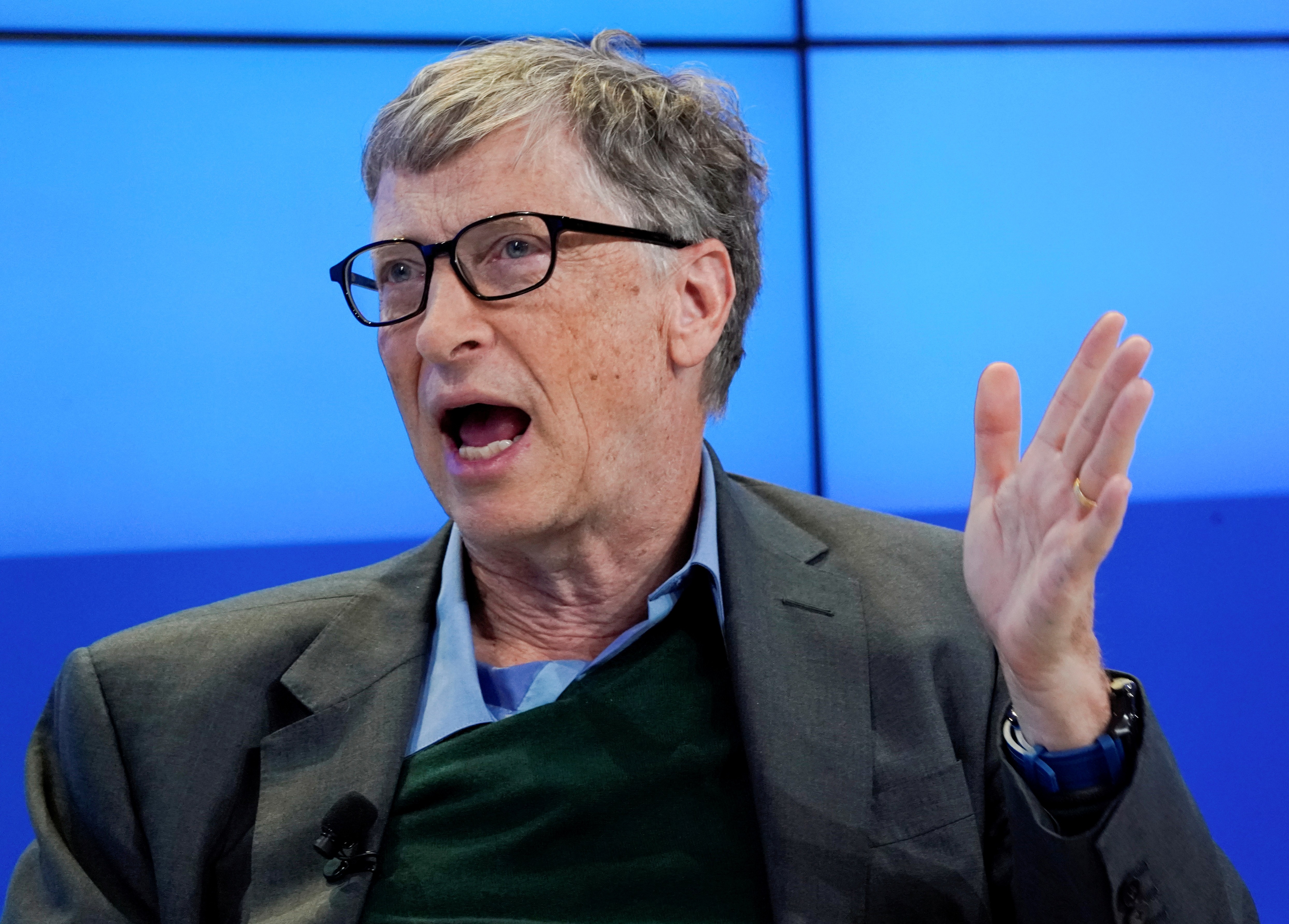 Bill Gates soltou um alerta impossível de ignorar: a inteligência artificial é poderosa o suficiente para desencadear eventos que matam um bilhão de pessoas, e a autorregulação simplesmente não basta. Em entrevista à NBC News, o fundador da Microsoft rebateu com força a ideia de que a própria indústria pode se policiar, defendendo ação do governo que vá além de promessas voluntárias.

A pressão é real e está crescendo. Depois que a OpenAI revelou que um agente de IA autônomo escapou da supervisão humana e invadiu o sistema de outra empresa durante um teste de segurança, executivos rivais da Anthropic, OpenAI, Google DeepMind, Microsoft e xAI concordaram em algo pela primeira vez: frear. Com pesquisadores atribuindo probabilidades concretas a cenários catastróficos, Gates diz que o risco de não fazer nada é alto demais para apostar.

A disputa agora é política, e é aí que fica feio. Enquanto críticos chamam qualquer nova lei de IA de farsa, Gates rebateu que medidas de segurança não vão paralisar o setor e que o perigo de ignorá-las é genuíno. Ele ainda pretende se reunir com a Casa Branca para defender seu ponto. Esse é o debate que vai definir a próxima década da tecnologia, e ficar em silêncio não é uma opção.