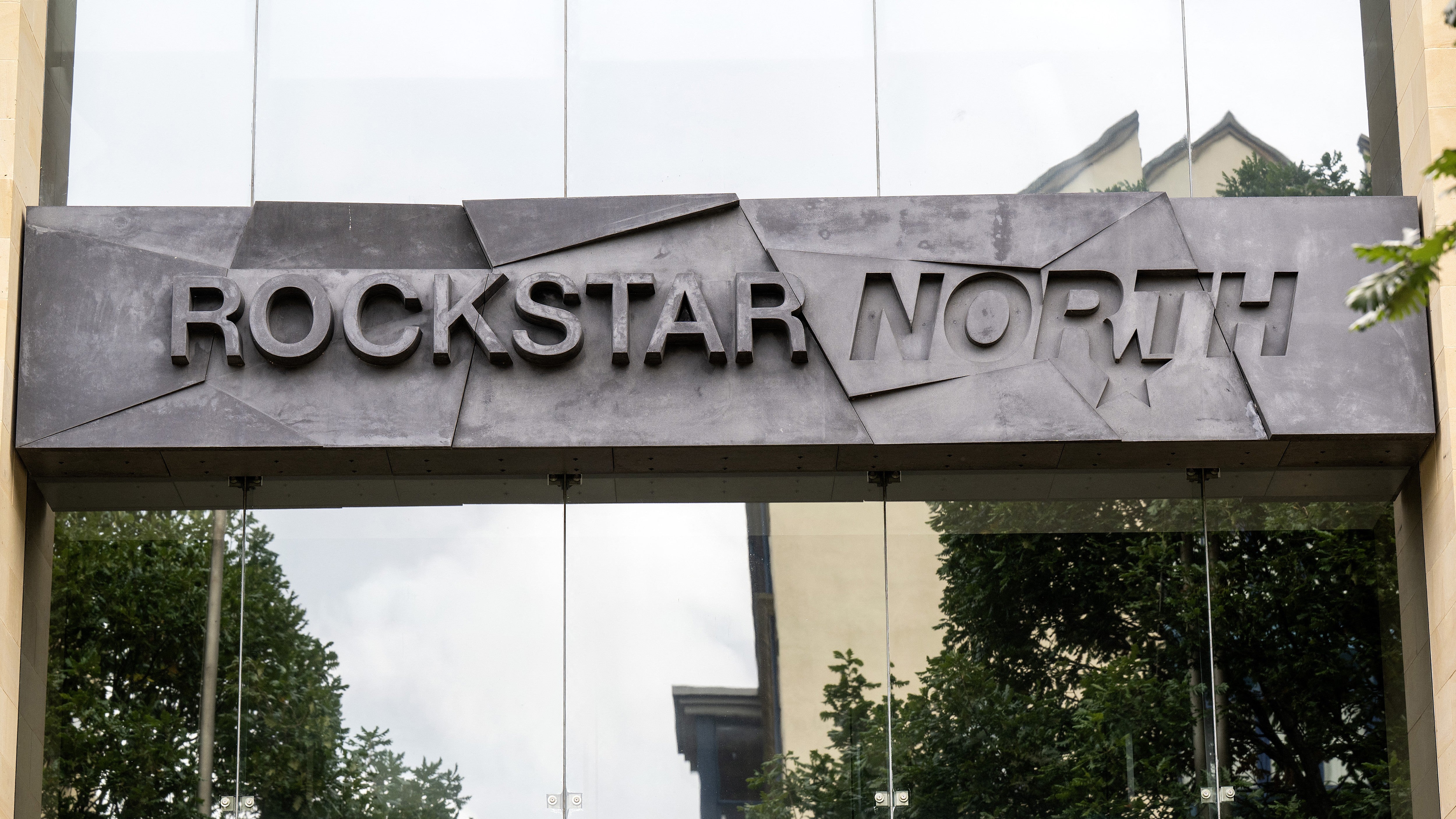 Funcionários da Rockstar Games vão votar pelo reconhecimento sindical entre 12 e 26 de novembro, uma janela que coincide com o lançamento de Grand Theft Auto 6 em 19 de novembro. Se o Rockstar Game Workers Union vencer, será o maior sindicato reconhecido da indústria de games do Reino Unido.

A votação acontece após meses de negociações e de um tribunal trabalhista em andamento sobre a demissão de 31 trabalhadores, que o sindicato alega ser prática antissindical. A Rockstar afirma que as demissões foram por má conduta grave. O acordo daria aos funcionários voz sobre salários, bônus, horas extras, demissões, trabalho flexível e políticas de IA generativa.

É a luta trabalhista que a indústria precisa acompanhar: bem-estar dos desenvolvedores e integridade criativa importam mais do que mais um lançamento recorde. Uma vitória na Rockstar pode impulsionar a sindicalização em todo o setor de games do Reino Unido.