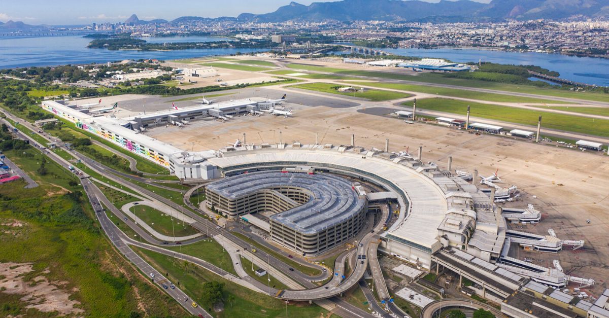 A Aena assumiu oficialmente a gestão do Aeroporto Internacional do Rio de Janeiro – Galeão, assinando o contrato de compra e venda de ações e ampliando sua rede no Brasil para 18 aeroportos em 10 estados. A concessão vai até 2039 após proposta vencedora de R$ 2,9 bilhões em março.

Com o Galeão, a Aena passa a controlar também Congonhas, em São Paulo, criando espaço para operações coordenadas, parcerias mais fortes com companhias aéreas e mais conectividade nacional e internacional para o Rio. A rede global da empresa chega a 81 aeroportos em cinco países.

No Brasil, os terminais administrados pela Aena movimentaram mais de 63 milhões de passageiros em 2025 e representam cerca de 28% da malha aérea nacional. O negócio é uma aposta de peso na gestão integrada de aeroportos e no crescimento de longo prazo da infraestrutura.