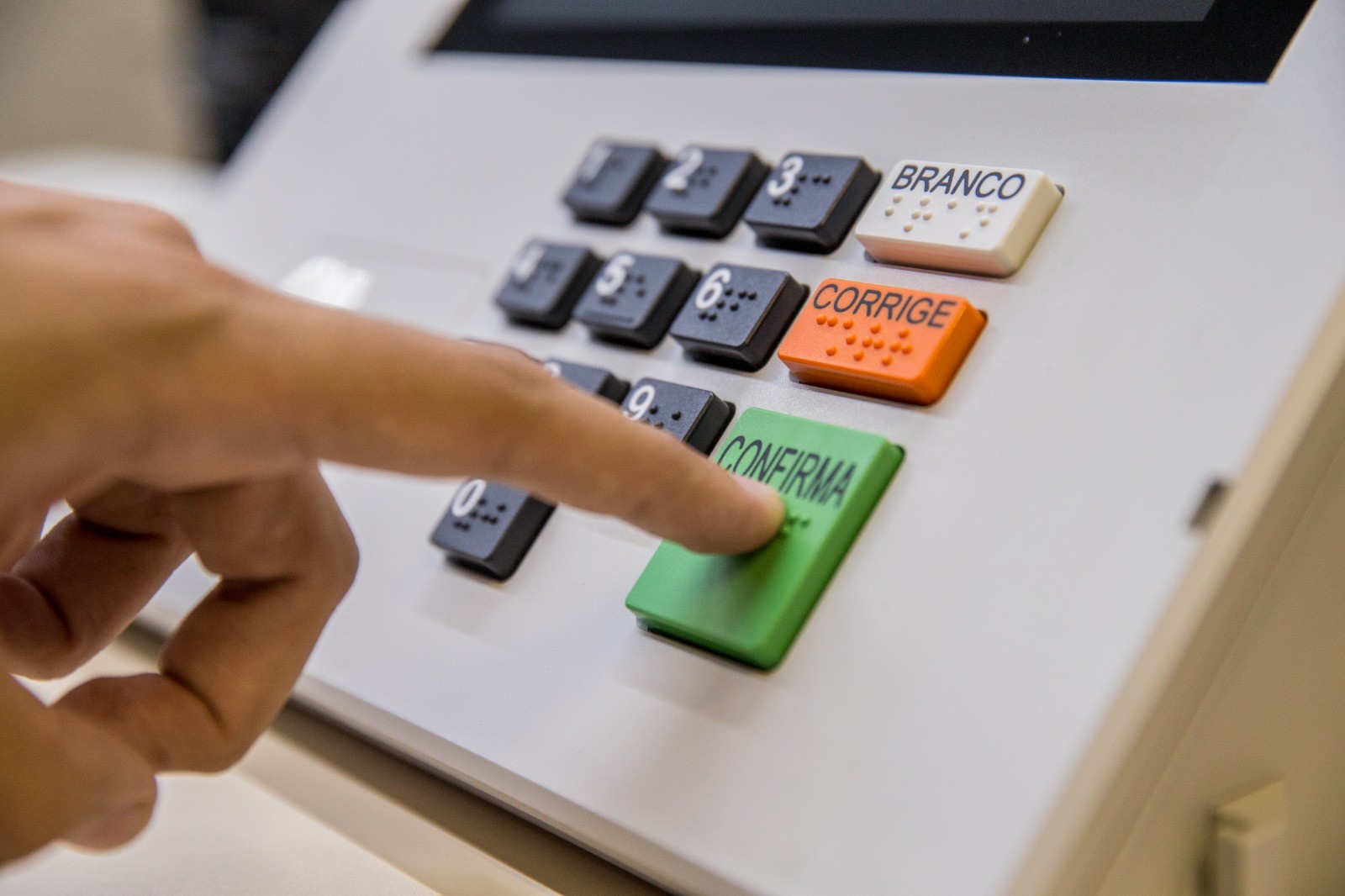 Desde 2023, a Justiça do Trabalho registrou 738 processos de assédio eleitoral no Brasil, escancarando uma prática em que chefes e colegas usam ameaças, promessas e pressão para controlar o voto de quem trabalha. A regra é clara: o voto é livre e secreto, e nenhum patrão pode transformar a empresa em comitê eleitoral.

De ameaça de demissão a promessa de aumento em troca de voto, o assédio eleitoral pode gerar responsabilização trabalhista, eleitoral e criminal. Ambientes públicos e privados agora têm proibição expressa de propaganda eleitoral e de pressão coercitiva, e a fiscalização entre Justiça Eleitoral e Justiça do Trabalho está mais articulada.

Quem sofre retaliação pode denunciar, buscar proteção e romper o silêncio. Democracia no trabalho é defender o direito de votar sem medo, sem intimidação e sem chantagem ideológica de quem assina o contracheque.