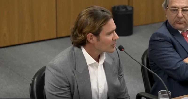 A CVM condenou o banqueiro Daniel Vorcaro e o Banco Master em um caso de fraude no mercado de capitais. Vorcaro foi multado em R$ 20 milhões, enquanto o Banco Master terá de pagar R$ 12,5 milhões por irregularidades na emissão e distribuição de cotas do fundo Brasil Real.

A investigação apontou o uso de laudos falsos para inflar o valor de imóveis e prejudicar investidores. A autarquia rejeitou acordos e decidiu de forma unânime pela condenação dos envolvidos, reforçando a fiscalização sobre operações fraudulentas no setor financeiro.