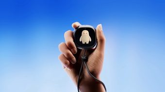 A Meta surpreendeu ao apresentar o Muse Charm, um pequeno chaveiro com inteligência artificial que leva o agente pessoal Muse para o seu bolso sem precisar de um celular. Ele tem sensor de impressão digital, uma pequena tela e avatar personalizável, lembrando um Tamagotchi moderno.

O dispositivo chega em dezembro, a tempo das compras de fim de ano, mas ainda sem preço ou lista de países definida. A novidade faz parte de uma expansão maior da IA da Meta, que também ganhou avatar em tempo real e chegará aos óculos inteligentes da empresa.