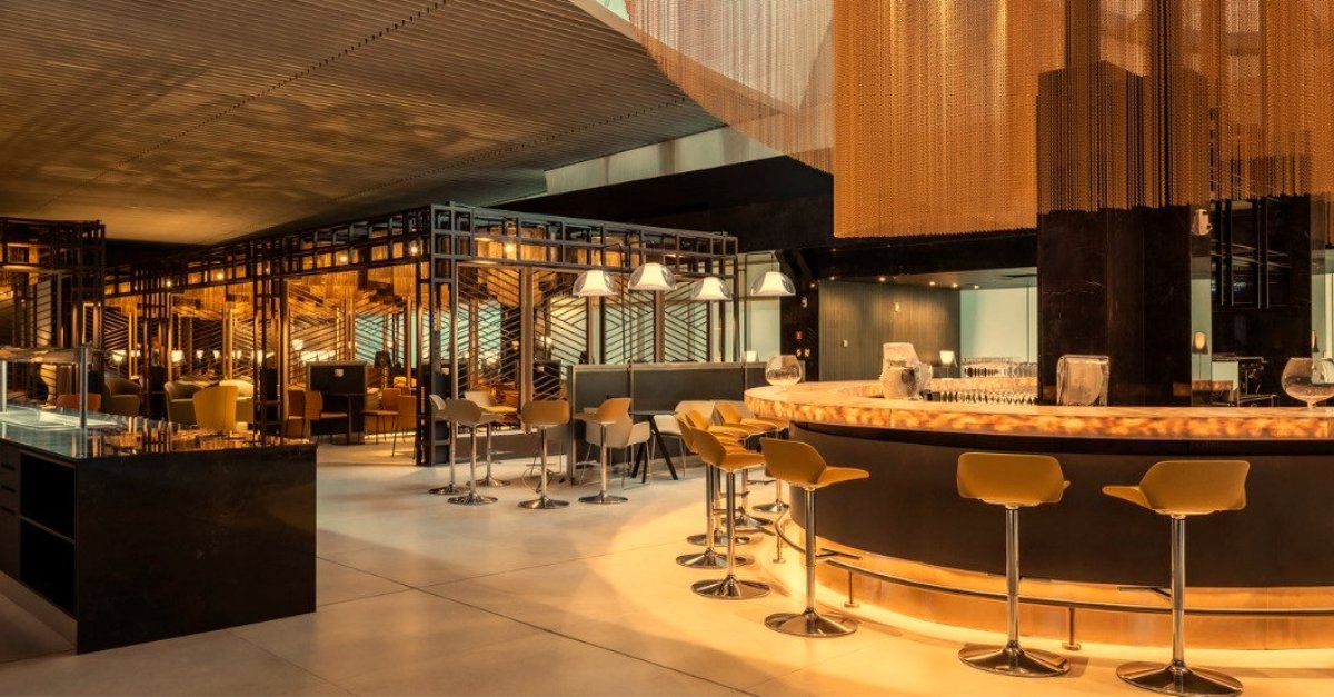 As companhias aéreas brasileiras estão ampliando benefícios de viagem premium por meio de parcerias estratégicas, oferecendo a passageiros frequentes acesso a salas VIP em destinos onde não possuem lounges próprios.

A Azul garante entrada gratuita para clientes da Classe Executiva em salas parceiras em Lisboa, Fort Lauderdale, Orlando, Porto e Madri. A LATAM oferece acesso para categorias Black Signature, Black e Platinum na África do Sul, Alemanha, Austrália, Espanha, Estados Unidos, Equador, Itália, México, Nova Zelândia, Portugal e Reino Unido. A GOL/Smiles cobre Colômbia e El Salvador.

A procura crescente por conforto e exclusividade nos aeroportos impulsiona essa expansão, enquanto a superlotação das salas domésticas leva as empresas a reforçar redes parceiras.