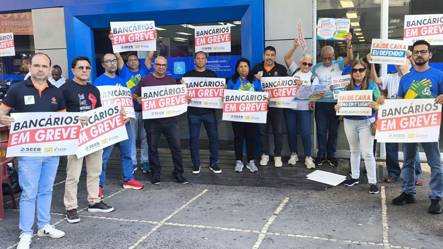Os funcionários da Caixa rejeitaram a segunda proposta do banco e a greve nacional continua por tempo indeterminado. O principal impasse é o Saúde Caixa, plano de saúde dos empregados, com a proposta de contribuição de 3,7% da remuneração-base a partir de 2027 e mensalidade de R$ 560 para dependentes diretos.

A paralisação começou em 10 de setembro após mais de 90% das bases sindicais rejeitarem a oferta anterior. Os trabalhadores defendem dignidade, saúde acessível e condições justas de trabalho, enquanto o banco tenta condicionar premiações a metas. A força da categoria segue mostrando que a organização coletiva vale mais que a pressão corporativa.
