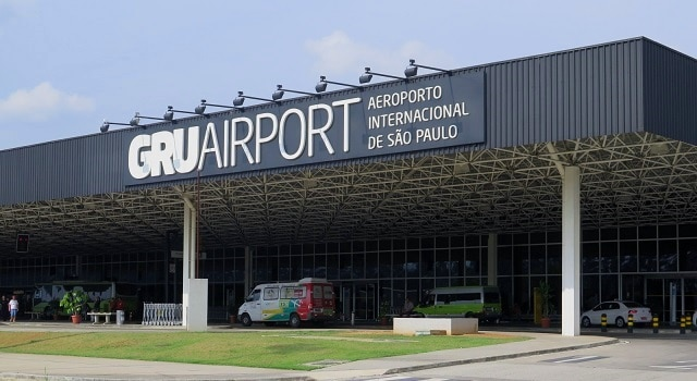 Dois pallets de placas de vídeo Zotac GeForce RTX 5090 desapareceram do terminal de cargas do Aeroporto Internacional de Guarulhos, em São Paulo, e a importadora Grupo Oderço calcula o prejuízo em R$ 2,5 milhões — centenas das GPUs mais cobiçadas do planeta, cada uma vendida a partir de R$ 35 mil no mercado brasileiro.

O timing não poderia ser pior. A crise dos chips de memória RAM já empurrou os preços das placas de topo para as alturas, transformando uma única RTX 5090 em artigo de luxo com 32 GB de GDDR7 e três ventoinhas, e agora uma carga inteira sumiu sem nenhuma imagem de videomonitoramento mostrando como. A GRU Airport afirma que vem empenhando esforços junto às autoridades e orientou a importadora a pedir indenização, mas ainda não há solução divulgada.

Casos assim escancaram como um mercado movido por escassez artificial premia especulação e açambarcamento em vez de quem realmente joga, edita e cria. Vale ficar de olho em onde essas placas vão reaparecer — e perguntar quem lucra quando a oferta é mantida escassa de propósito.