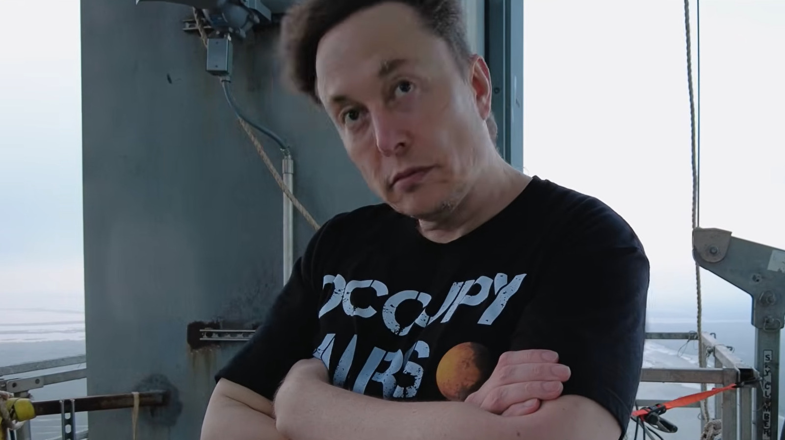 Alex Gibney, diretor de Enron: os mais espertos da sala e Going Clear, volta suas lentes para o homem mais rico do mundo. Musk é um mergulho de quase quatro horas, com direito a intervalo de dez minutos, e o primeiro trailer promete um retrato nada lisonjeiro.

O filme investiga sua liderança na agência DOGE, sua adesão ao movimento MAGA, sua mania de prometer demais em tecnologia, as falhas do piloto autônomo da Tesla e as acusações de que ele teria insinuado usar os satélites Starlink para virar a eleição de 2024 a favor de Donald Trump. A reação de Musk foi ameaçar processar o diretor por difamação e surtar nas redes.

Estreia em cinemas selecionados em 9 de outubro, com lançamento mais amplo em 16 de outubro.
