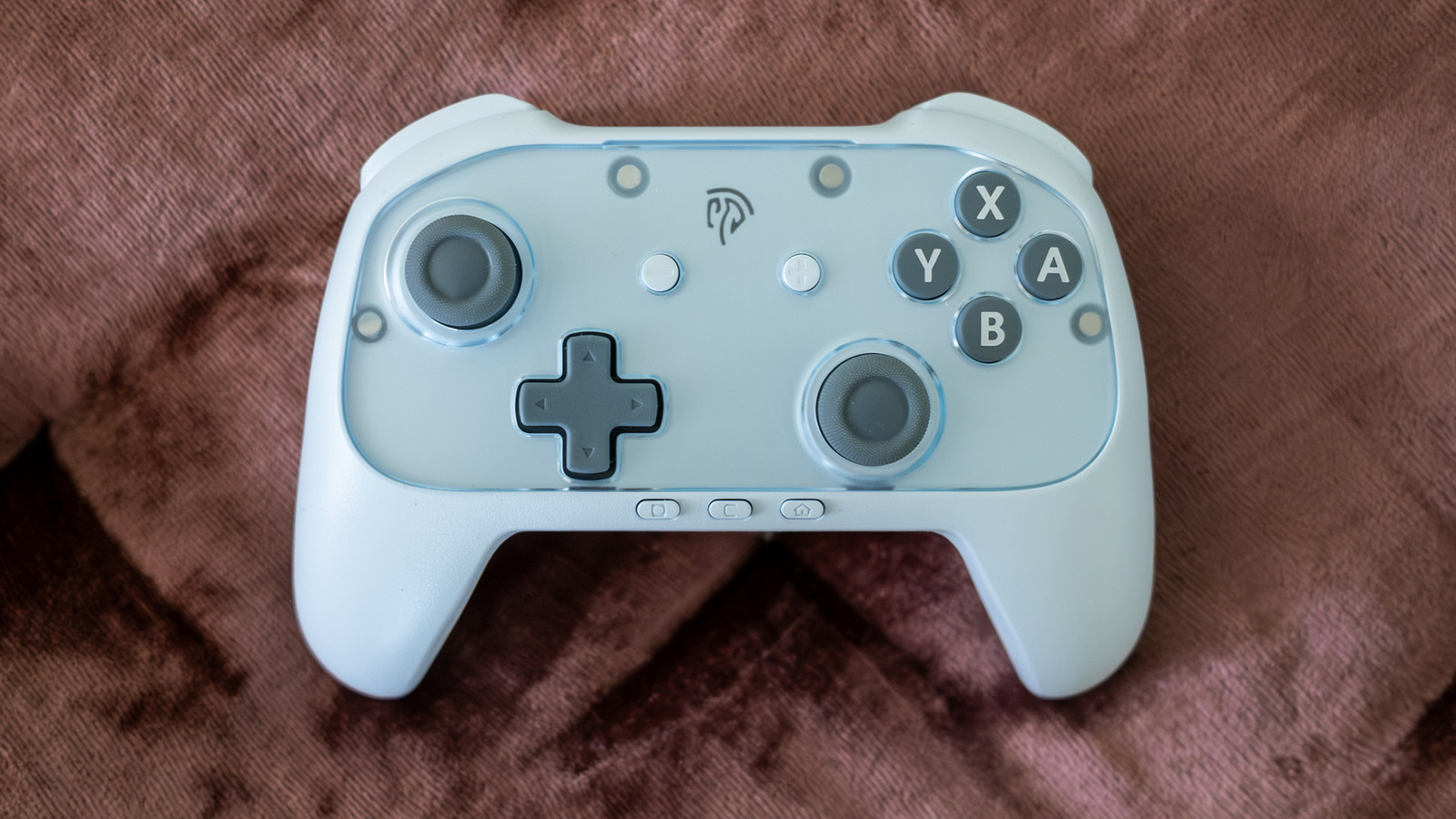 A EasySMX está mirando os donos do Switch 2 com o S10 Lite, um controle compacto de cerca de US$ 40 que traz recursos normalmente encontrados em modelos muito mais caros. Ele oferece botões mecânicos táteis, analógicos Hall effect, controles de movimento, haptics fortes, botões traseiros mapeáveis e a função de acordar o console à distância.

O problema é a faceplate translúcida presa por ímãs, que parece barata e confusa o bastante para desviar a atenção de um gamepad acessível e atraente. Para quem está cansado de acessórios caros, o S10 Lite é uma alternativa promissora, mas as escolhas estranhas de design impedem uma recomendação fácil.