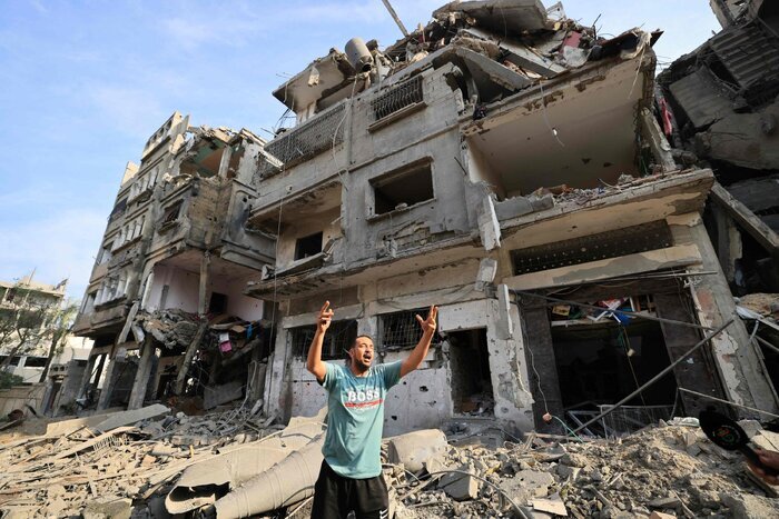 Em mais um golpe contra os esforços de cessar-fogo, o primeiro-ministro israelense rejeitou formalmente o mais recente plano de paz dos EUA para Gaza, que já havia sido aceito pelo Hamas. Em reunião de gabinete, Netanyahu afirmou que as tropas israelenses não deixarão o território palestino enquanto o Hamas não estiver 'verdadeiramente desarmado', colocando em dúvida a segunda fase do acordo.

A rejeição ocorre mesmo depois do anúncio de Trump de que seu chamado Conselho de Paz teria fechado um entendimento com o Hamas sobre o desarmamento. Netanyahu também voltou a ameaçar o Irã, dizendo que Teerã nunca terá armas nucleares 'com ou sem acordo'. Com a reconstrução de Gaza ainda travada e a região em alta tensão, o caminho para uma paz real segue cada vez mais distante.