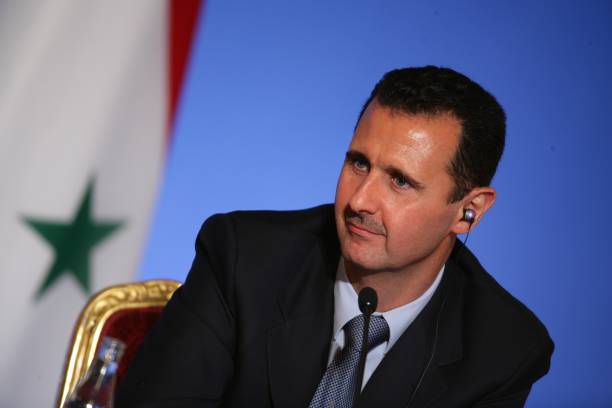Um tribunal criminal em Damasco condenou o ex-ditador Bashar al-Assad à morte por crimes contra a humanidade, incluindo o assassinato de centenas de milhares de pessoas durante quase 14 anos de guerra civil. A sentença também atinge seu irmão Maher al-Assad, marcando a primeira grande responsabilização judicial desde a queda do regime em 2024.

Esse veredito histórico representa um passo importante para as vítimas de um regime autoritário brutal, mas a batalha ainda não terminou. Assad segue refugiado na Rússia, que continua protegendo o ex-ditador — por isso, a próxima luta por justiça terá que acontecer no cenário internacional.