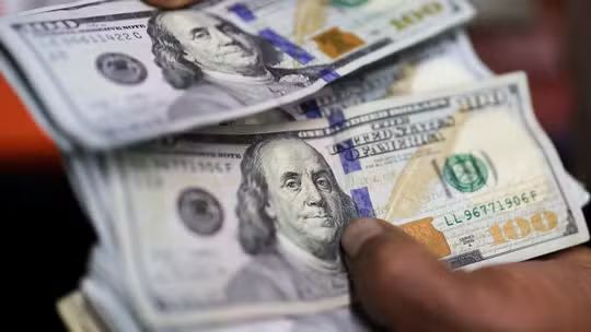 O dólar fechou em alta de 0,70% nesta quarta, a R$ 5,0105, enquanto o Ibovespa recuou 0,74%, aos 204.309 pontos, após a euforia com o 1º turno das eleições dar lugar à cautela. A ata do Fed de setembro trouxe novos detalhes sobre o ciclo de juros nos EUA e reforçou a volatilidade global.

No Congresso, segue a discussão da PEC que acaba com a escala 6x1, reduzindo a jornada máxima de 44 para 40 horas semanais e garantindo dois dias de descanso remunerado. A extrema-direita já fala em mudanças na Constituição com a nova composição do Legislativo, um alerta de que conquistas trabalhistas e democráticas precisam ser defendidas.