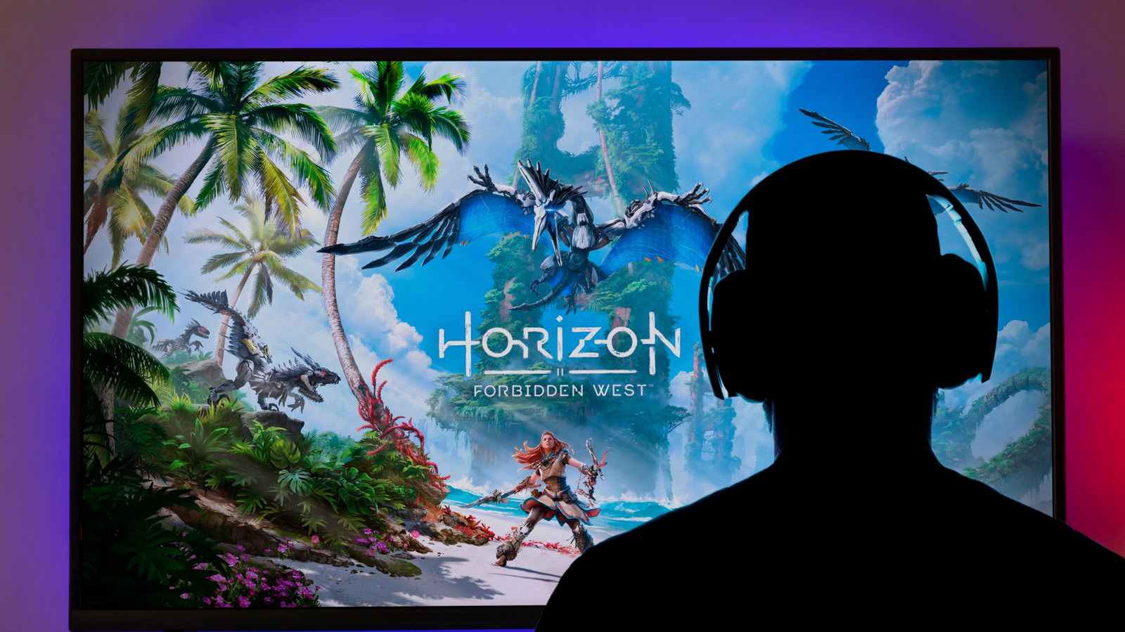 O PlayStation 5 ganhou um recurso muito pedido: um indicador na tela que mostra exatamente quem está falando no chat de voz das festas. A atualização de sistema de 16 de setembro de 2026, versão 26.06-14.00.00, leva o recurso tanto ao PS5 padrão quanto ao PS5 Pro, facilitando muito a vida em festas com até 16 jogadores.

O recurso não vem ativado por padrão. Abra o Centro de Controle, acesse o cartão Chat de Voz, selecione o menu Mais, escolha Display Who's Speaking e ative Display Names. Também é possível ajustar a posição do indicador para não cobrir elementos importantes da interface. Ele funciona no chat de voz das festas da PlayStation, e alguns jogadores relatam uso com o Discord no PS5, mas não vale para o chat interno dos jogos.