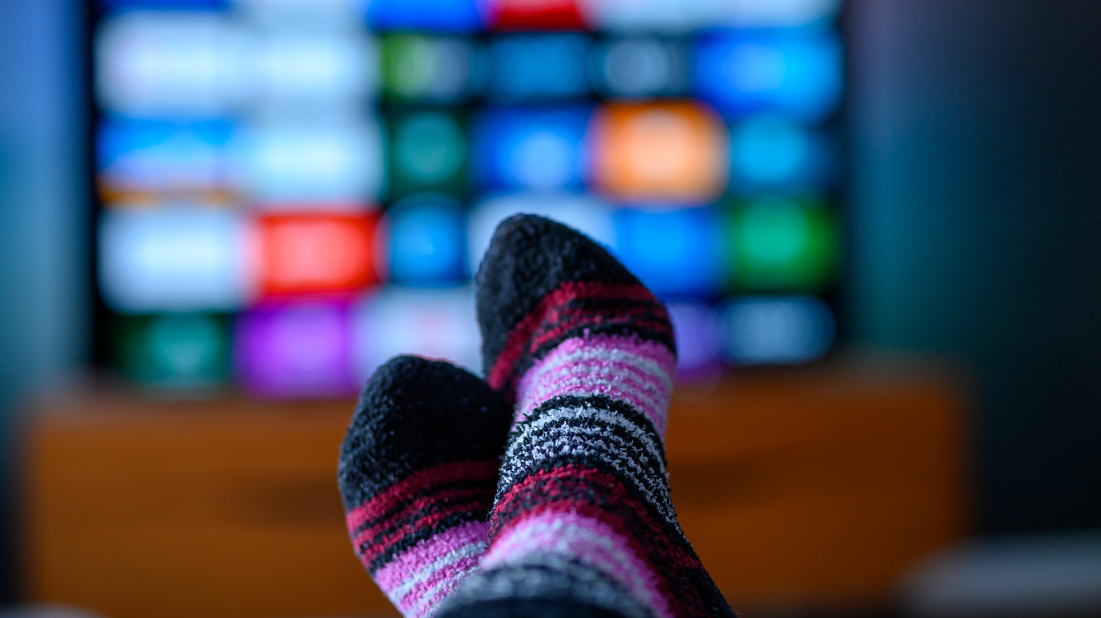 As smart TVs não estão apenas exibindo anúncios. Elas usam reconhecimento automático de conteúdo para capturar telas, identificar o que você assiste em apps, consoles e streaming boxes e transformar seus hábitos em perfis detalhados. Esses dados podem ser vendidos para corretores e usados para mirar anúncios muito além da tela da TV.

A boa notícia é que dá para reagir. O guia explica como desativar o ACR em Sony, Samsung, LG, Vizio, Roku, Fire TV e Android ou Google TV, além de proteções extras como tirar a TV da internet, desligar microfones e bloquear o tráfego de saída no roteador. Confira as configurações depois de atualizações de software, porque algumas TVs reativam o rastreamento sem avisar. Uma VPN focada em privacidade como a ProtonVPN ajuda a reduzir o rastreamento em outros contextos, mas não impede o ACR sozinha.