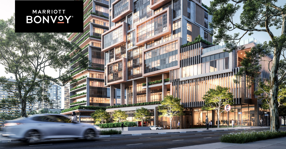Viajantes acabam de receber um lembrete poderoso de que os pontos de fidelidade podem render muito mais do que a maioria imagina. Com o Marriott Bonvoy, os associados podem pesquisar disponibilidade, comparar diárias em pontos e garantir uma estadia em mais de 10.000 propriedades espalhadas por 148 países, tudo direto pelo site ou aplicativo, mesmo antes de ter o saldo completo.

O grande destaque é o benefício Stay for 5, Pay for 4, em que a cada cinco noites consecutivas uma sai de graça, aplicada automaticamente à noite de menor valor em pontos. O programa ainda oferece um calendário de datas flexíveis para o associado caçar as janelas de resgate mais baratas e economizar bastante em feriados, férias escolares e grandes eventos.

Para quem ainda está com poucos pontos, dá para complementar o saldo e deixar aquele resort dos sonhos ou a escapada urbana bem mais perto. E se você viaja para o exterior, ferramentas como Nomad e Wise ajudam a organizar gastos e conversão de moeda no caminho.