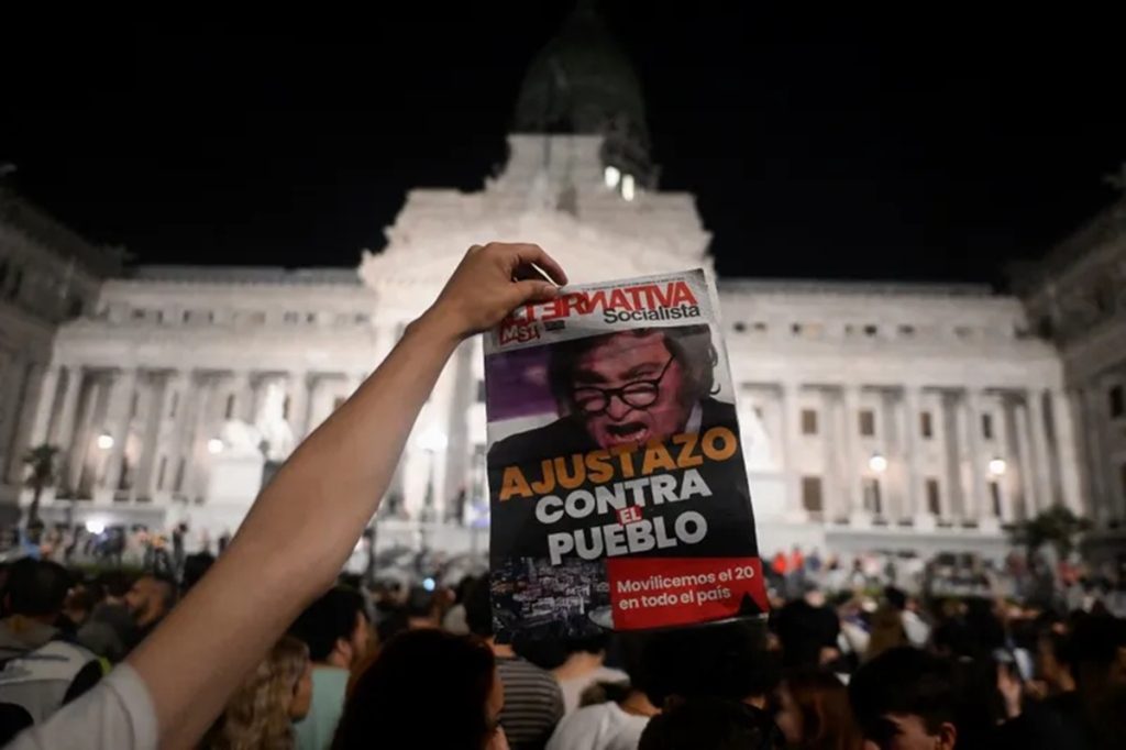 Milhares foram às ruas na Argentina para barrar o plano de Javier Milei que liberaria a compra de terras por estrangeiros. A tal 'Lei da Inviolabilidade da Propriedade Privada' escancarou o que realmente é: uma entrega de recursos estratégicos e da soberania nacional ao capital global.

A derrota foi dupla: protestos massivos reprimidos com gás lacrimogêneo e balas de borracha, seguidos de um recuo humilhante no Congresso. O projeto de submissão ao hiperimperialismo começou a rachar, e a rejeição popular mostra que a austeridade e a pilhagem podem ser freadas quando as ruas se organizam.

Da bandeira das Malvinas ao grito por soberania, a Argentina acabou de provar que outro caminho é possível — um que defende a pátria, o povo e seus recursos contra o leilão da extrema direita.