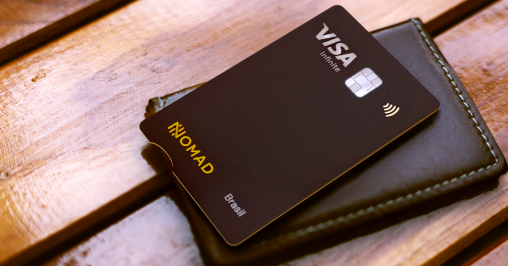 A Nomad lançou uma campanha por tempo limitado que bonifica novos membros com até 30 mil pontos bônus no Azul Fidelidade e acesso à solicitação do cartão Nomad Explorer Visa Infinite. A oferta vai até 31 de outubro e exige cadastro com o cupom EXPLORERPP e uma conversão mínima de R$ 50 para dólares ou euros.

A bonificação varia conforme o valor convertido e o status no Clube Azul, chegando a 20 mil pontos para não assinantes e 30 mil pontos para assinantes do clube. O cartão Explorer ainda oferece acúmulo de pontos ou cashback em dólar, acesso a salas VIP e a versão Infinite sem anuidade, um pacote e tanto para quem viaja e quer transformar gastos em benefícios.