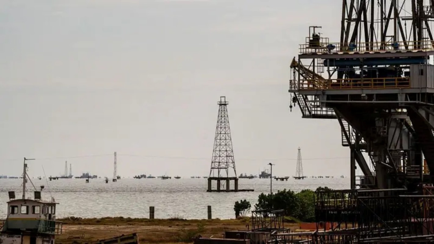 O petróleo Brent voltou a superar os US$ 100 com a escalada do conflito entre os EUA e o Irã. Ataques houthis a instalações de energia na Arábia Saudita e a destruição de petroleiros iranianos por forças americanas acenderam o alerta sobre o fornecimento global da commodity.

Bancos como Goldman Sachs, Bank of America e HSBC já revisaram para cima suas projeções, e a alta da energia deve pressionar a inflação no mundo inteiro. Mais uma vez, são os trabalhadores e consumidores comuns que pagam a conta por guerras e disputas geopolíticas movidas por interesses imperialistas.