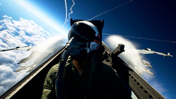 A Bandai Namco revelou o Ace Combat Online, o complemento multiplayer de Ace Combat 8, e ele vem cheio de formas de voar. Espere desafios PvE em esquadrões, confrontos PvPvE, todos contra todos e missões de emergência em estilo raid que revisitam grandes momentos da série.

A ação vem acompanhada de uma base aérea social, onde os pilotos podem se encontrar entre missões, jogar fliperamas retrô da Bandai Namco, como Pac-Man, e ouvir faixas clássicas de Ace Combat na jukebox. A progressão sazonal desbloqueia novas aeronaves, armas, peças e cosméticos por meio de um Ace Pass gratuito e pago, com temporadas a cada dois meses.

O investimento no online é uma resposta direta a uma base de fãs fragmentada depois que Ace Combat 7 vendeu 7,5 milhões de cópias. Pode ser uma nova e empolgante fase para a franquia, mas os elementos de live service e o passe de batalha pago merecem atenção antes de Ace Combat 8 decolar.