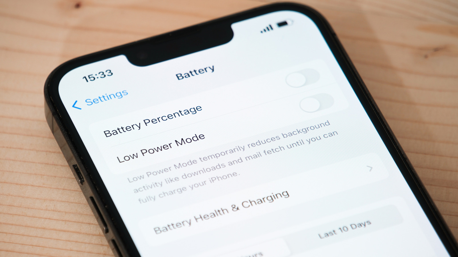 Toda bateria de iPhone está em uma contagem regressiva silenciosa, e os próprios números da Apple mostram exatamente quando a sua começa a perder a batalha. Vá em Ajustes, depois Bateria, depois Saúde da Bateria para ver a capacidade máxima e a contagem de ciclos. Quando a capacidade cai abaixo de 80 por cento, a Apple já marca a célula como desgastada, e é aí que a sua rotina começa a desmoronar aos poucos.

Fique atento aos sinais vermelhos: porcentagem que despenca sem aviso, desligamentos aleatórios mesmo com carga restante, desempenho travado durante jogos ou streaming em 4K e um aparelho que esquenta parado. Uma bateria estufada é parada obrigatória, então desligue o celular e procure assistência imediatamente.

A solução é mais simples do que parece. Com o AppleCare, a taxa de troca cai a zero quando a saúde fica abaixo de 80 por cento, enquanto o serviço fora da garantia varia de cerca de 69 a 129 dólares. Em vez de apostar em uma célula moribunda, confira a saúde da sua bateria hoje e decida antes que ela decida por você.
