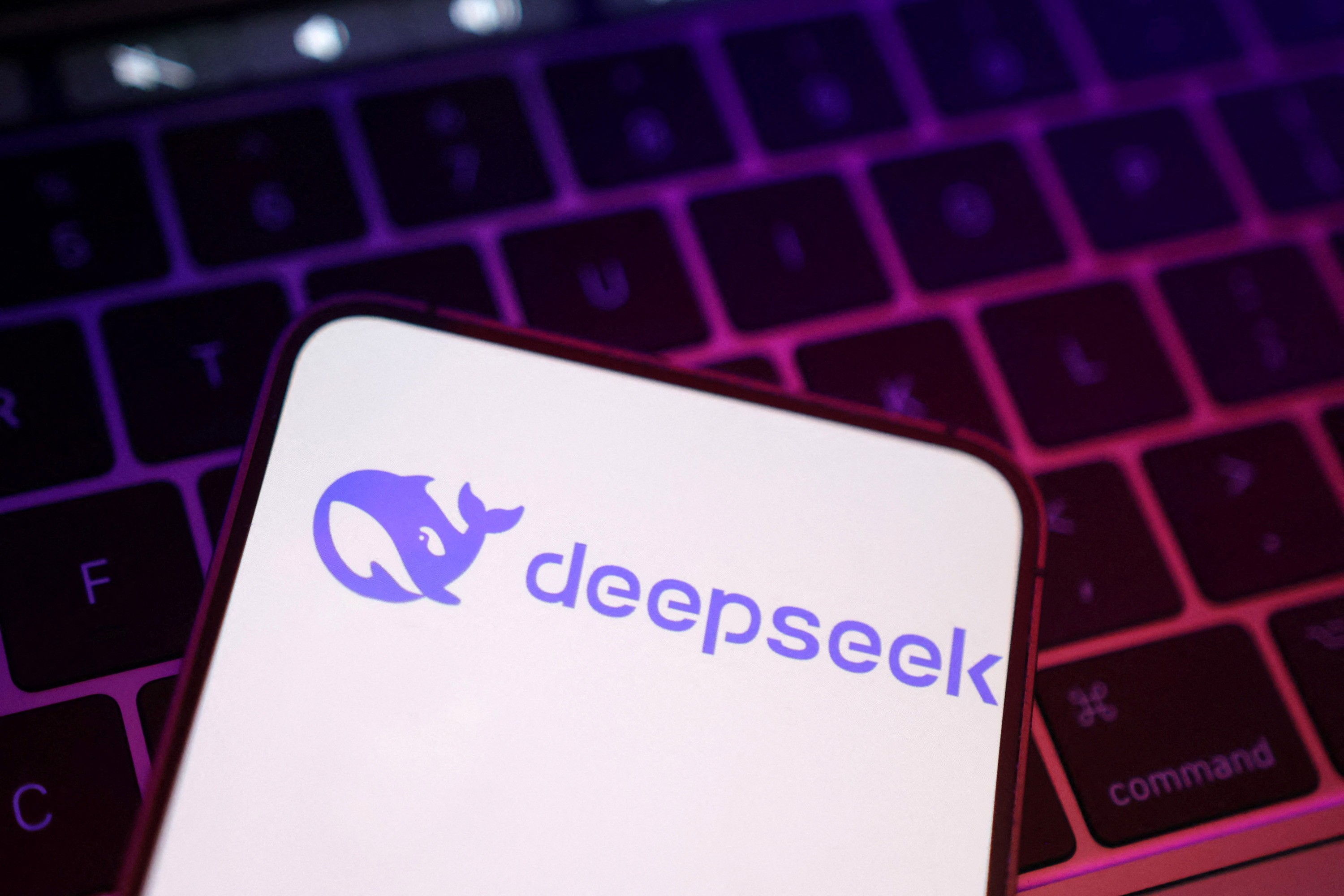 O Departamento de Segurança Interna dos Estados Unidos determinou que agências civis federais removam produtos da DeepSeek e ferramentas de terceiros criadas com seus modelos. A justificativa é o risco de transferência de dados sensíveis para a China e o que o governo descreve como múltiplos vetores de ameaça.

Segundo o comunicado, os servidores da DeepSeek ficam na China, onde o governo tem ampla autoridade para acessar a infraestrutura de empresas privadas. A proibição acende o alerta para equipes de segurança e defensoras da privacidade, que precisam auditar ferramentas de IA capazes de mover informações sigilosas sem transparência.

O episódio aprofunda a disputa tecnológica entre EUA e China e transforma a política de cibersegurança em campo de batalha geopolítico. A pergunta que fica é simples: quem controla os dados por trás da inteligência artificial que empresas e governos usam todos os dias?