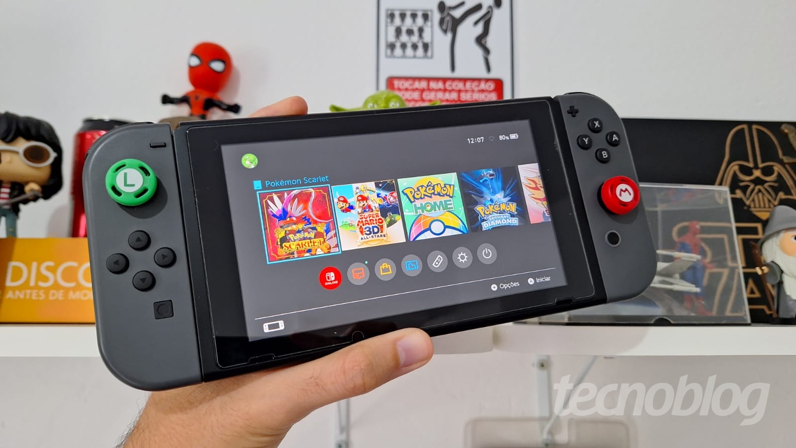 A Nintendo acabou de traçar uma linha clara. Enquanto a Sony se prepara para encerrar a produção de discos para novos jogos de PlayStation em janeiro de 2028, a Nintendo confirmou que não tem planos de abandonar a mídia física, mantendo cartuchos e downloads digitais lado a lado no Nintendo Switch 2.

A empresa afirma que segue a preferência real dos jogadores em vez de impor um formato. A prova está na demanda: a edição física do remake de Ocarina of Time esgotou o primeiro lote da pré-venda em cerca de 10 minutos nas principais lojas, mesmo custando mais caro do que a versão digital.

Com o Xbox também sinalizando apoio à mídia física, a Sony fica cada vez mais isolada na corrida para um futuro totalmente digital. Para colecionadores, preservacionistas e para quem gosta de realmente ser dono dos seus jogos, é uma vitória e tanto.