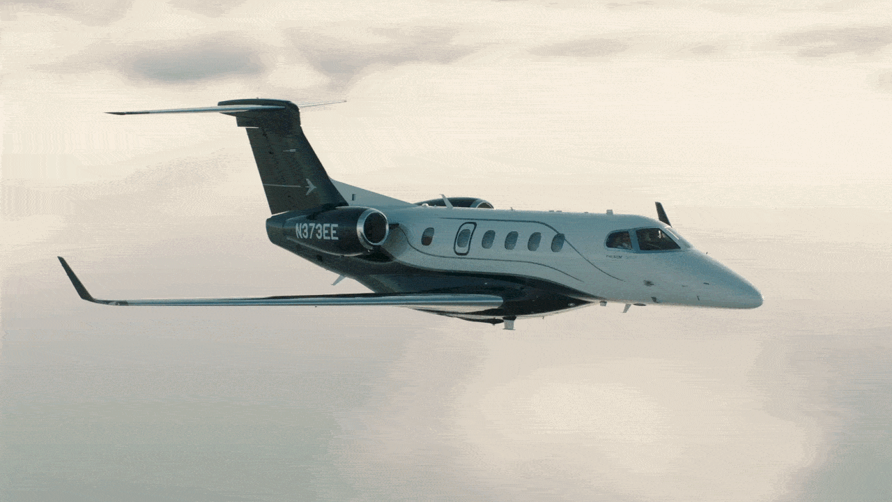 A Embraer acaba de mudar o jogo na aviação executiva. O Phenom 300EV, certificado pela Anac, pela FAA e por autoridades europeias, é o jato de piloto único mais rápido e com maior alcance do mundo, e chega com um recurso revolucionário: o sistema Emergency Autoland. Em uma emergência, a própria aeronave encontra o aeroporto mais adequado, se comunica com o controle de tráfego aéreo e pousa com segurança, tudo sem intervenção humana.

Com capacidade para até 10 passageiros, o Phenom 300EV atinge 859 km/h e tem autonomia de 3.805 km, conectando São Paulo a todas as capitais brasileiras ou a cidades como Santiago e Buenos Aires sem escalas. Por dentro, os passageiros contam com as maiores janelas da categoria, internet via satélites de órbita baixa, ionização do ar e poltronas, pisos e iluminação totalmente personalizáveis.

Com freio automático, alerta para evitar saídas de pista e um novo computador de bordo que reduz a carga de trabalho dos pilotos, o jato representa um salto rumo a uma aviação mais inteligente, segura e autônoma. As entregas começam em 2028.