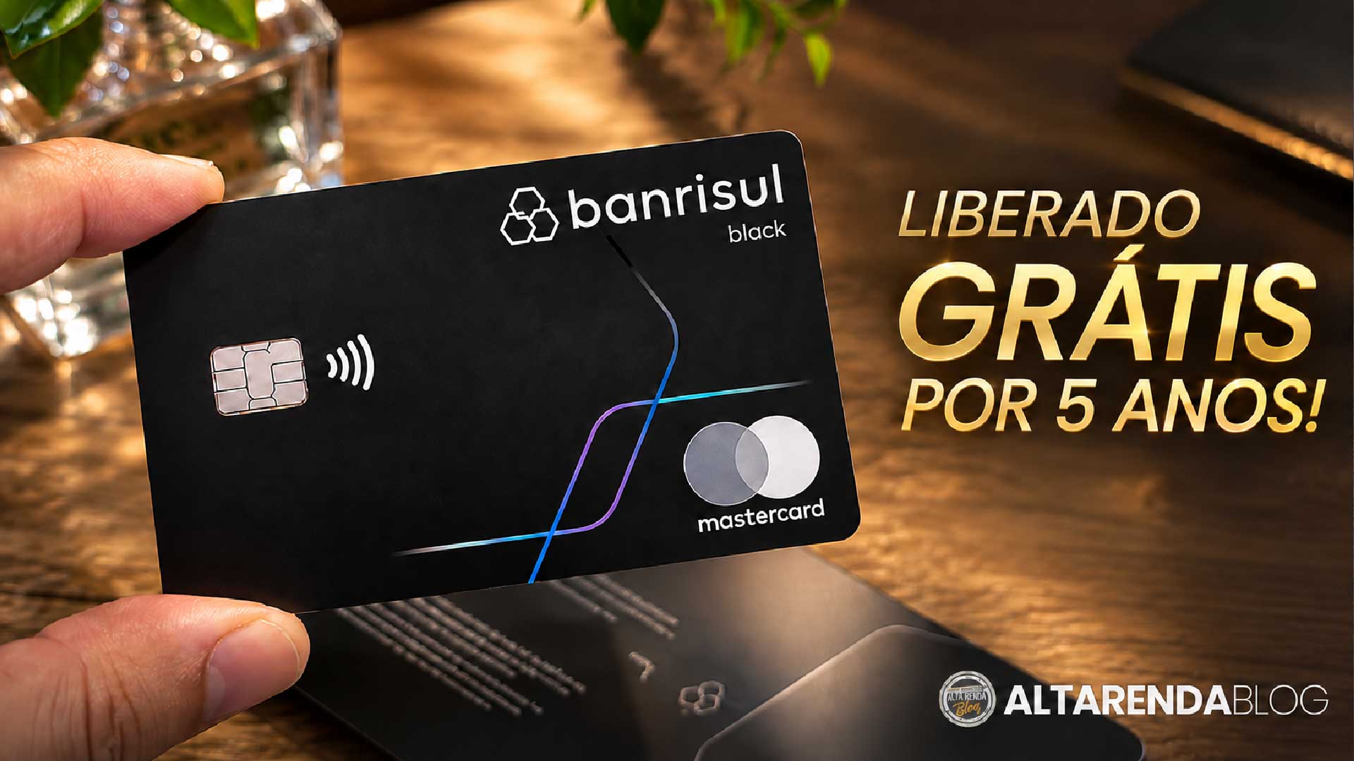 O Banrisul deu uma segunda chance para quem perdeu o prazo de julho. O banco prorrogou a campanha sem anuidade até 31 de dezembro de 2026, garantindo cinco anos sem pagar nada de anuidade nos cartões Mastercard Gold, Platinum e Black.

Só no Black, a economia pode chegar a R$ 4.440, com direito a salas VIP LoungeKey, pontos que viram milhas e seguros de viagem. A regra é direta: é preciso ter conta corrente ativa, não ter cartão de crédito Banrisul e cumprir uma meta única de gastos nos primeiros 90 dias, o que dá cerca de R$ 167 por mês no cartão Gold.

Se você já gasta com supermercado, combustível, farmácia e assinaturas, basta concentrar essas compras no novo cartão para garantir o benefício. A contagem regressiva vai até o fim do ano.