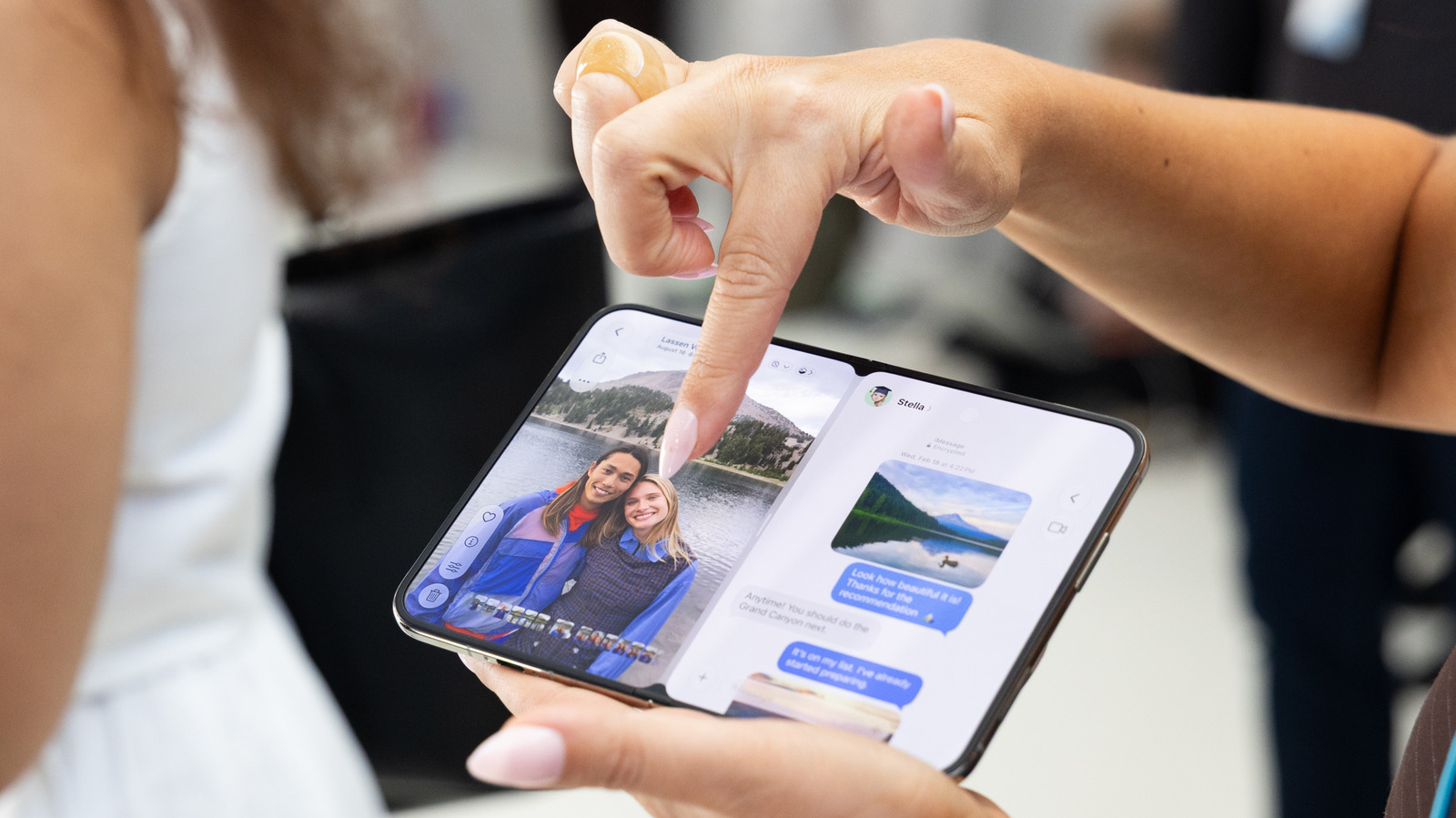 O primeiro dobrável da Apple já está gerando uma procura enorme. As pré-vendas do iPhone Duo começaram e as estimativas de envio nos EUA já foram empurradas para janeiro de 2027, com a Apple classificando a resposta inicial como algo extraordinário.

Alguns compradores ainda podem encontrar opções de retirada em loja ou janelas de entrega mais curtas, mas a temporada de festas já está sob pressão. O iPhone Duo se consolida como um dos lançamentos mais aguardados da Apple em anos, e a corrida para garantir um aparelho está só começando.