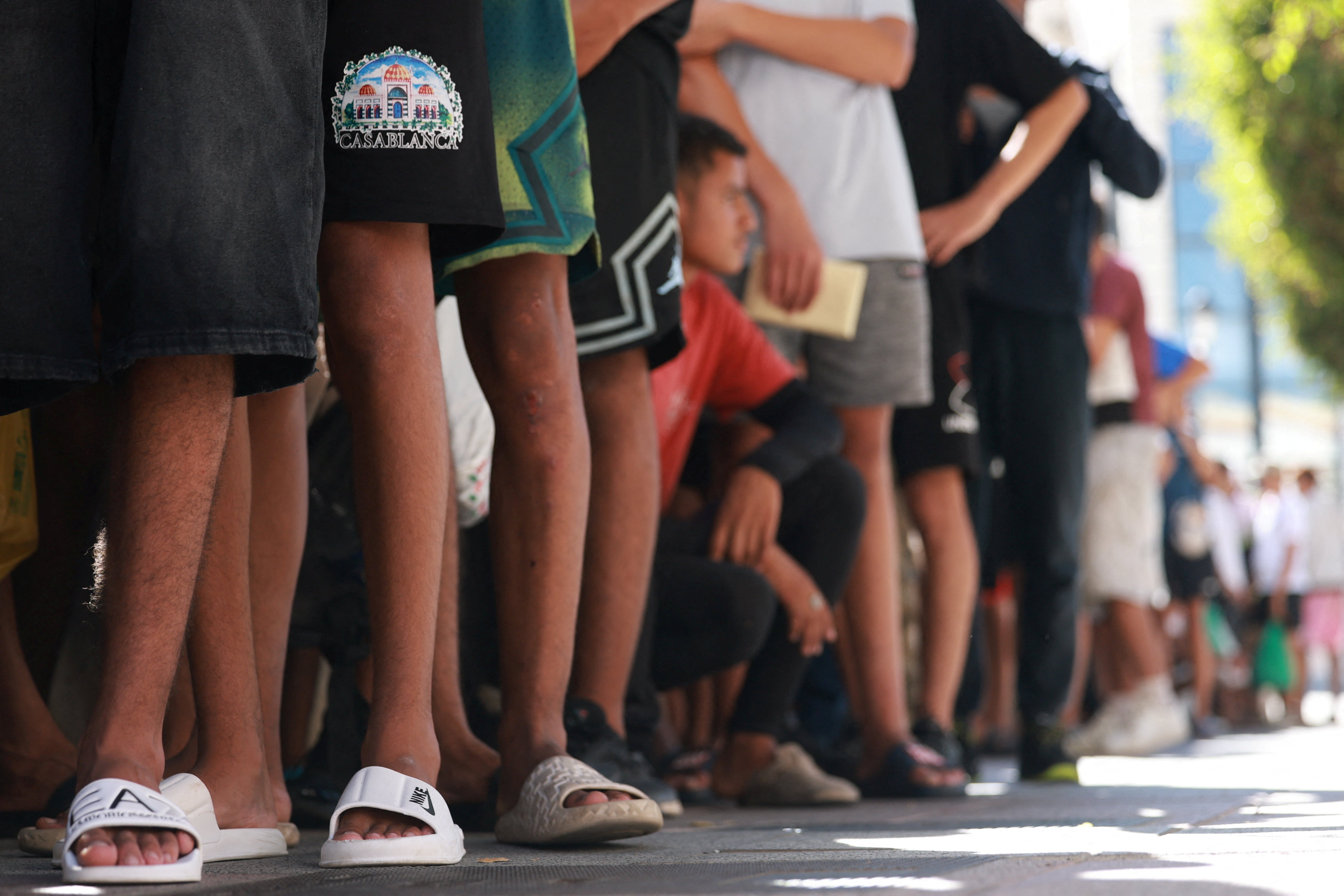 Uma investigação da BBC expôs uma rede de perfis no Instagram que cobram até R$ 2,8 mil por uma suposta 'travessia segura' até Ceuta, o enclave espanhol no centro da crise migratória europeia. Ao se passar por um jovem marroquino, os repórteres receberam instruções detalhadas sobre rotas por tubulações de esgoto, com pagamentos enviados por transferências sem rastreio.

O esquema usa vídeos virais que pintam a travessia como fácil e lucra com a desesperança, enquanto o algoritmo da plataforma turbina o alcance. Ao menos 100 pessoas morreram na última onda migratória - e, mesmo assim, a rede segue crescendo. A Meta afirma remover os perfis, mas a crise já acirrou as tensões entre Marrocos e Espanha e escancarou como as redes sociais podem transformar tragédia humana em mercado.