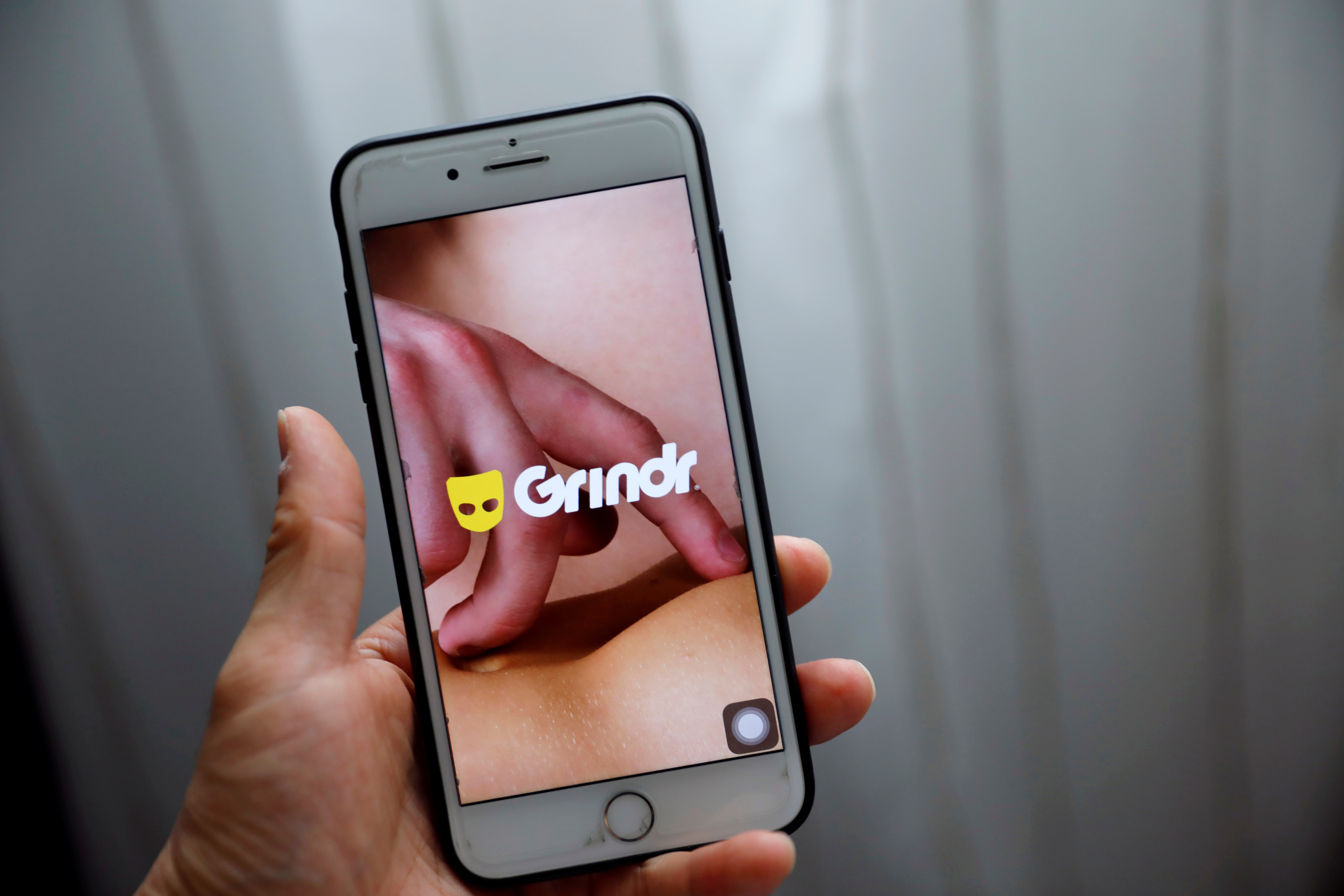 O Grindr aceitou pagar R$180 milhões para encerrar uma ação coletiva no Reino Unido sobre o compartilhamento de dados pessoais altamente sensíveis com empresas de publicidade. A disputa, iniciada em 2024, representa cerca de 12 mil pessoas afetadas por violações de privacidade até o início de 2020, incluindo casos em que o status de HIV de usuários teria sido repassado sem consentimento.

A empresa nega responsabilidade, mas reconhece o desgaste e a perda de confiança relatados por usuários britânicos. Metade do valor deve ser paga até o fim deste ano e o restante até março de 2027. O caso reforça que aplicativos de relacionamento lidam com informações extremamente delicadas e precisam ser responsabilizados quando quebram essa confiança.