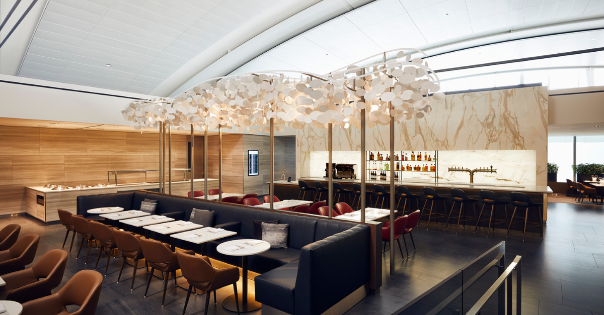 A Air Canada está fechando temporariamente o lounge Signature Suite no Aeroporto Internacional Toronto Pearson (YYZ) de setembro a dezembro para uma grande expansão. A reforma promete uma experiência ainda mais luxuosa quando reabrir.

Passageiros elegíveis que viajarem durante o fechamento receberão um passe para o novo lounge na reabertura, válido até 31 de dezembro de 2028. Eles também terão acesso prioritário ao Maple Leaf Lounge e a um lounge temporário próximo ao portão E85.

O passe da Signature Suite pode ser usado em qualquer voo internacional da Air Canada, em qualquer classe de serviço, e pode ser transferido para um convidado. É uma oportunidade fantástica de aproveitar benefícios premium enquanto o lounge recebe uma atualização impressionante.