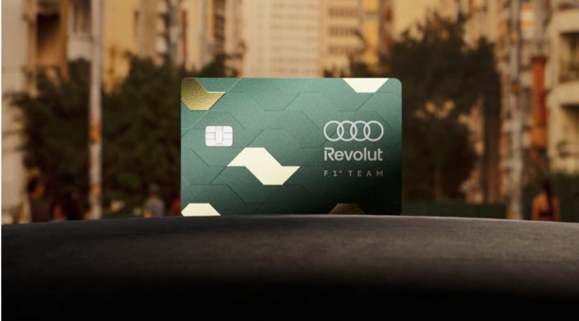 A Revolut apresentou um cartão de edição limitada para o GP de São Paulo, feito em parceria com a Audi Revolut F1 Team e inspirado no Piso Paulista, o desenho clássico das calçadas da cidade. O modelo combina acabamento brilhante e tátil, bordas douradas e a identidade da equipe, transformando o cartão em uma peça de colecionador para os fãs de Fórmula 1.

O cartão custa R$ 119, mais taxas de entrega, e será vendido pelo aplicativo da Revolut, com lista de espera já aberta antes da corrida marcada para 6 a 8 de novembro. O lançamento acompanha a expansão da empresa no Brasil e celebra a conexão de Gabriel Bortoleto com São Paulo, além de se conectar ao ecossistema de RevPoints e Revolut Pay.