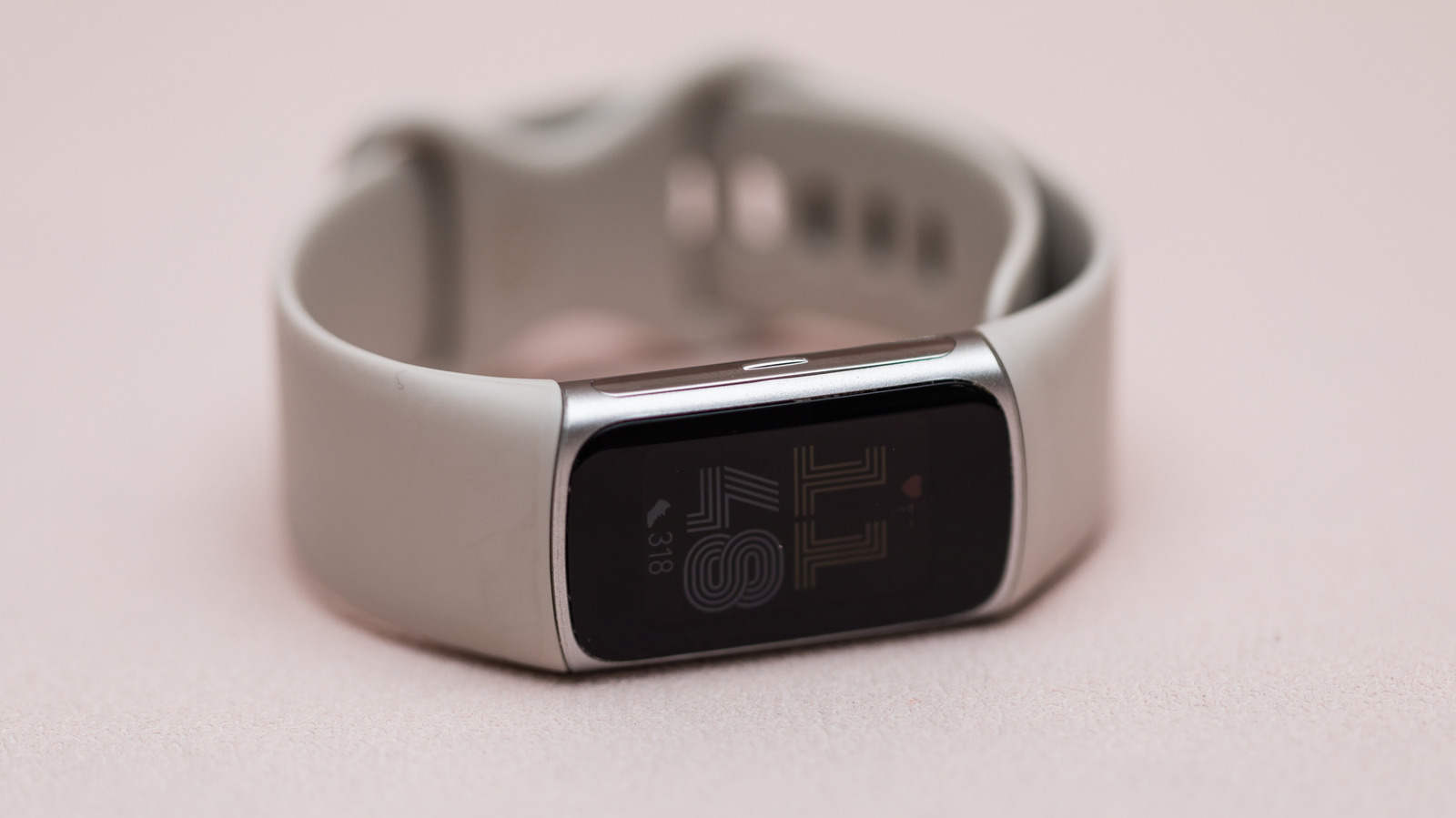 O Google está prestes a lançar o Fitbit Edge, um novo wearable que pode se encaixar entre o Fitbit Air, sem tela, e o premium Pixel Watch 5. A empresa provocou o dispositivo no Instagram e no X com a mensagem: 'Get an Edge on your health. 10.12.26.' A data aponta para uma revelação em 12 de outubro, e o 'Edge' com maiúscula praticamente confirma o nome.

Vazamentos sugerem que o Fitbit Edge terá até sete dias de bateria com a tela sempre ativa desligada, ou dois dias com ela ligada. O preço na Europa pode ser de cerca de €179, o que pode significar algo em torno de US$180 nos Estados Unidos. Se os rumores estiverem certos, será o primeiro rastreador fitness comparável do Google desde o Fitbit Charge 6, de 2023, e mais um empurrão para a assinatura Google Health Premium.

Anote na agenda: 12 de outubro é a data esperada para o Google oficializar o Fitbit Edge. Se você espera um wearable intermediário do Google que equilibre preço, bateria e monitoramento de saúde, esse pode ser o modelo a ficar de olho.