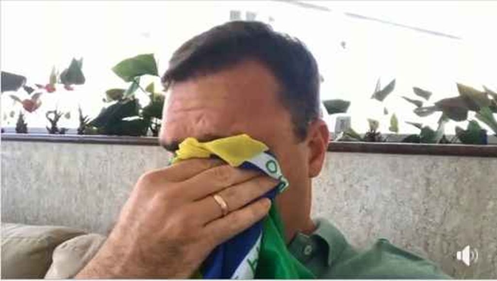 Marcelo Kayath, ex-presidente do Credit Suisse no Brasil e hoje sócio da QMS Capital, recebeu o senador Flávio Bolsonaro em um jantar com empresários em São Paulo — e agora quebra o silêncio para corrigir a leitura política que se espalhou. Ele afirma que foi um encontro de alto nível para ouvir ideias, não um ato de apoio eleitoral.

Kayath lembra que em 2022 participou de jantares com Lula, em 2024 organizou encontros com Boulos e em 2026 recebeu Flávio Bolsonaro duas vezes. Para ele, o episódio expõe os vícios do jornalismo político, que transforma conversa em adesão, presença em compromisso e hospitalidade em alinhamento.