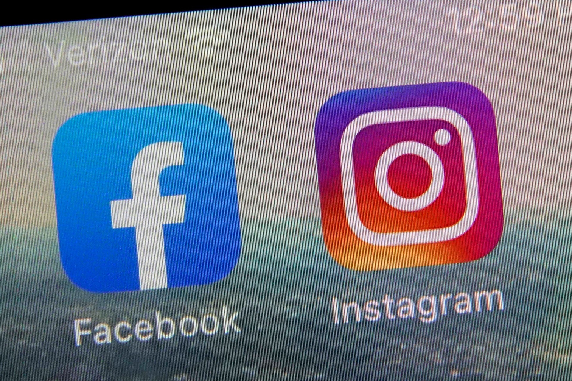 Uma nova ação coletiva na Austrália coloca a Meta no centro de um debate sobre os danos causados por Facebook e Instagram a crianças e adolescentes. O processo foi apresentado no Tribunal Federal da Austrália em nome de oito autores que afirmam ter sido prejudicados antes dos 18 anos e pedem indenização.

A Meta diz que vai se defender de forma vigorosa, mas o caso chega em meio a uma ofensiva regulatória no país. A Austrália já proíbe o uso de redes sociais por menores de 16 anos e discute regras para permitir que usuários desativem recomendações algorítmicas. Como a empresa pagou US$ 18 bilhões para encerrar acusações semelhantes nos Estados Unidos, a ação pode se tornar um marco para a responsabilização das plataformas.
