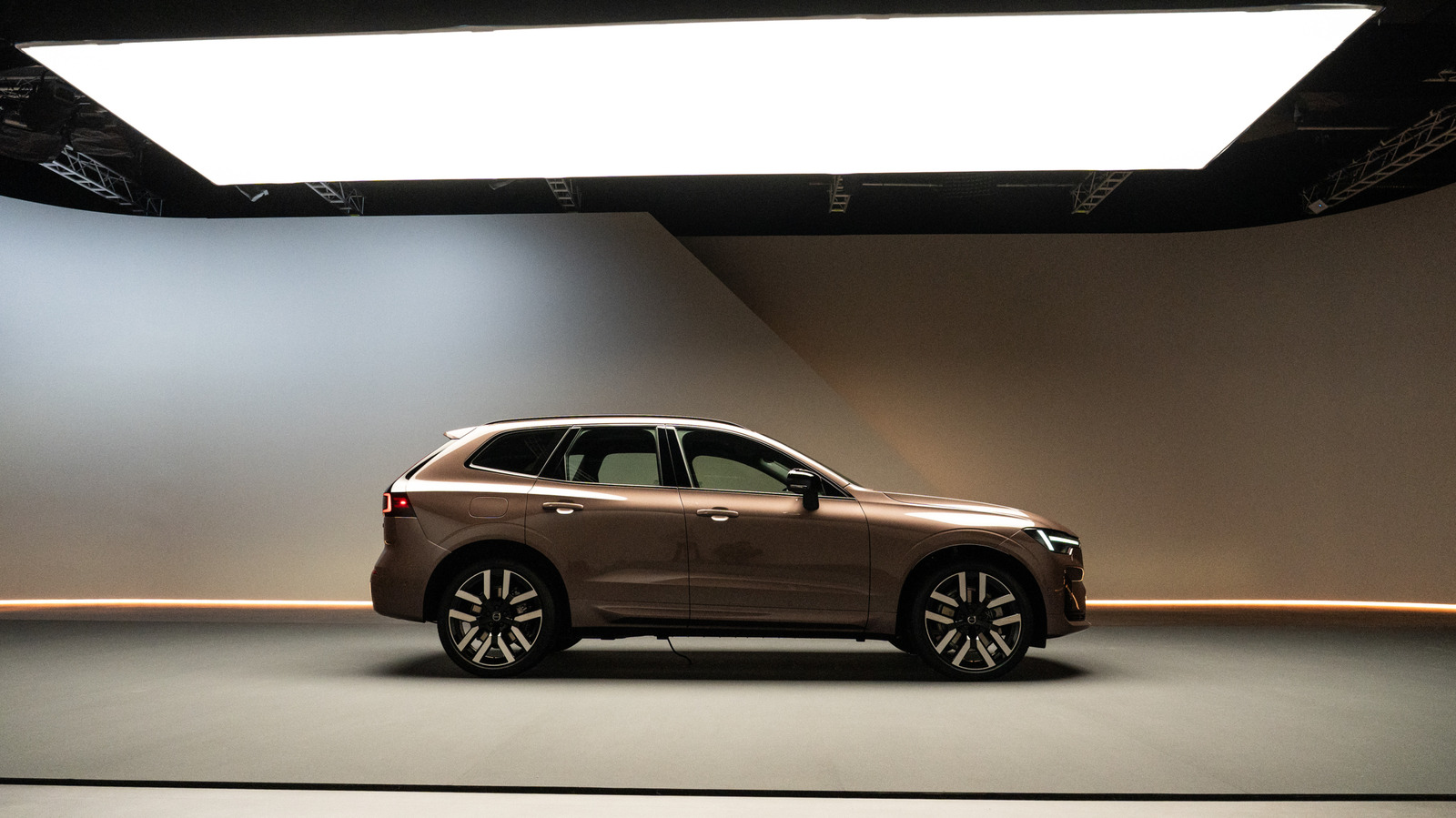 A Volvo está dando aos híbridos plug-in XC60 e XC90 de 2028 um salto enorme, mais que dobrando a autonomia elétrica sem abandonar o motor turbo a combustão e a tração integral.

O XC60 agora roda 125 km só no modo elétrico e 950 km no total; o XC90 faz 117 km e 901 km. Ambos mantêm 455 cavalos, e o XC60 acelera de 0 a 97 km/h em 4,5 segundos.

Por dentro, a tela vertical de 11,2 polegadas com Google ganha o Gemini, e novos sensores habilitam assistência de mudança de faixa na estrada. A Volvo ainda preserva controles físicos como o botão de volume, mostrando que inovação prática importa.