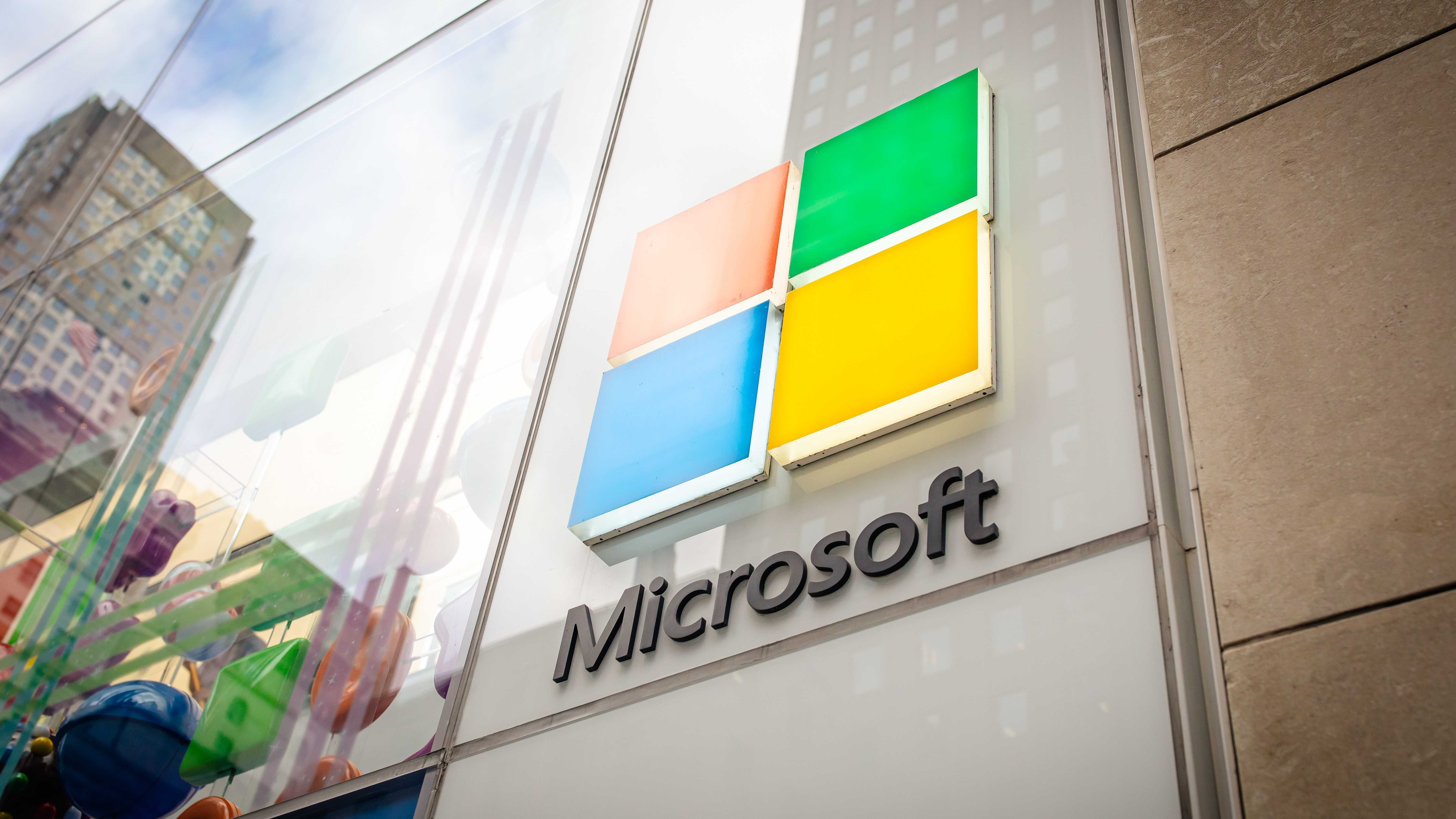 A Microsoft acaba de apresentar o Decision-1, um modelo de IA especializado que abandona respostas livres e devolve uma probabilidade calibrada para cada opção predefinida em uma única passada. A proposta é permitir que aplicativos classifiquem solicitações, priorizem incidentes e verifiquem respostas geradas por IA sem depender de modelos de linguagem generalistas e caros.

A empresa afirma que o Decision-1 liderou 36 benchmarks com quase 150 mil perguntas cegas, rodou 2,5 vezes mais rápido que o segundo colocado e custa 4,2 centavos por milhão de tokens de entrada, sem cobrança pelos tokens de saída. Segundo a Microsoft, um dólar cobriria mais de 275 mil decisões simples, tornando o modelo um motor enxuto para fluxos de agentes de IA.

Mas o entusiasmo vem com uma ressalva séria: o Decision-1 entrega pontuações sem explicar seu raciocínio. Analistas alertam que uma probabilidade de aparência precisa pode dar autoridade falsa a uma decisão incerta, e defendem testes de calibração, registros de auditoria e revisão humana real antes que essas saídas disparem ações de alto impacto.