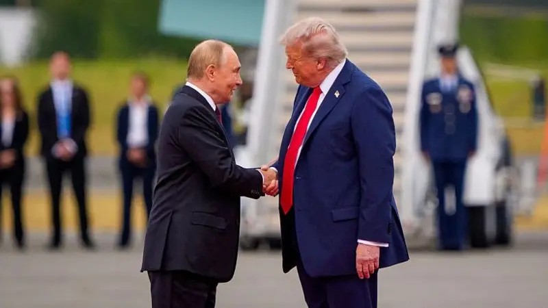 Num movimento que deixou aliados atônitos, o governo Trump autorizou formalmente a volta do diesel russo ao mercado global, suspendendo as sanções sobre essas exportações até 7 de abril do próximo ano. Trump anunciou o acordo depois de conversar com Vladimir Putin, afirmando que mais três milhões de toneladas chegariam em breve, enquanto o Tesouro emitia silenciosamente a licença temporária que torna tudo isso legal.

O presidente ucraniano Volodymyr Zelensky não poupou palavras, chamando o acordo de presente para Moscou e um investimento numa guerra que deveria ser encerrada, não prolongada. Ele alertou que a Rússia retribuiria o diesel com mais terror, e que os ataques ucranianos a refinarias russas são resposta direta a anos de agressões contra a infraestrutura energética do país.

Analistas observam que os volumes são relativamente pequenos, cerca de 2,25 milhões de barris diante de um consumo americano de aproximadamente 3,8 milhões por dia, então os preços na bomba dificilmente vão mudar. O que o acordo realmente faz é uma reviravolta notável: o mesmo presidente que assinou novas sanções contra nações que compram petróleo russo agora ajuda a financiar a máquina de guerra de Moscou, atraindo duras críticas de aliados europeus e de vozes pró-Ucrânia em casa.