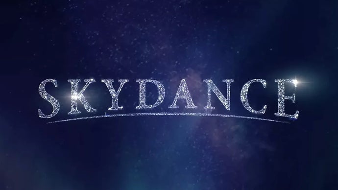 A fusão de US$ 111 bilhões entre Paramount e Warner Bros. Discovery foi concluída, e os dois gigantes agora marcham sob uma única bandeira: Skydance. O acordo engole algumas das propriedades intelectuais mais icônicas do entretenimento e, com elas, uma enorme fatia dos estúdios de jogos que milhões de jogadores aprenderam a amar.

A Skydance afirma que busca mais de US$ 6 bilhões em supostas economias de sinergia, obtidas por meio de tecnologia, integração, compras, marketing e racionalização de imóveis. Lendo nas entrelinhas, é o velho roteiro corporativo: consolidação primeiro e, depois, as decisões difíceis que sempre caem com mais força sobre quem realmente faz os jogos.

O novo império agora controla as joias da coroa dos games da Warner, incluindo Avalanche Software, Portkey Games, NetherRealm, Rocksteady, TT Games e os estúdios WB Games de Montreal, Nova York e São Francisco. Se as megacorporações continuam engolindo indústrias inteiras em busca de lucro, elas devem aos desenvolvedores proteger empregos e a integridade criativa, em vez de tratar estúdios como números a serem cortados.