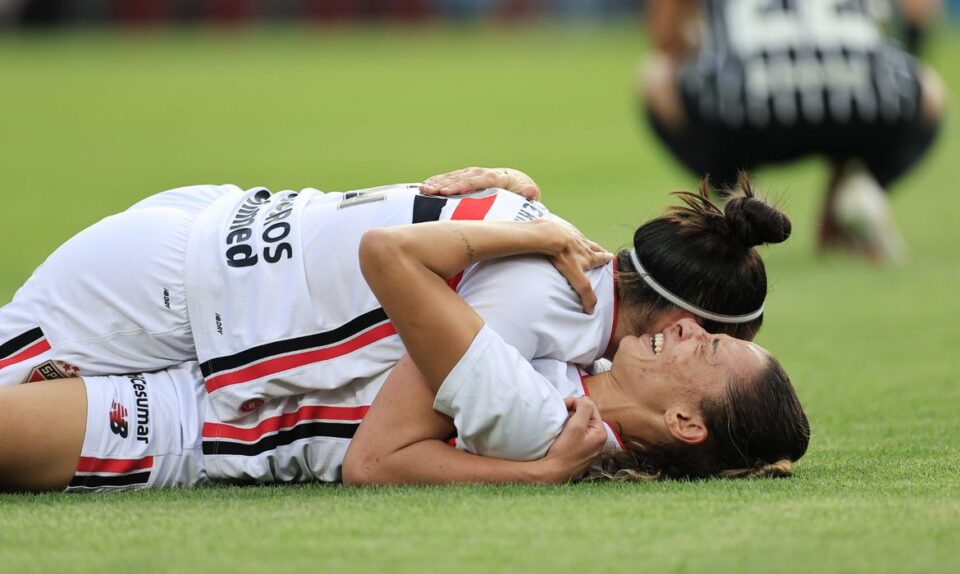 Em uma noite histórica no Morumbis, o São Paulo segurou o Corinthians em um empate por 1 a 1 e conquistou seu primeiro título do Campeonato Brasileiro Feminino A1. O resultado encerra a sequência de seis títulos consecutivos do Corinthians e inaugura uma nova era para o futebol feminino no Brasil.

Um recorde de 49.405 torcedores compareceu ao estádio, o maior público em partidas entre clubes na América do Sul. A festa também teve um recado político: um grito contra o ex-presidente Jair Bolsonaro viralizou nas redes.

A conquista é uma vitória do futebol feminino, da resistência de esquerda e de quem acredita em quebrar hegemonias dentro e fora de campo.