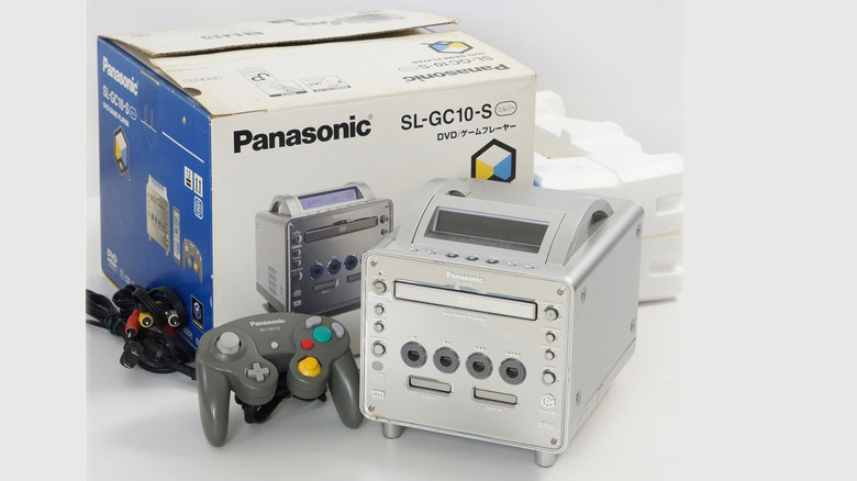 O Panasonic Q foi o único GameCube que tocava DVDs e CDs. Lançado apenas no Japão em 2001, esse console híbrido bizarro combinava os jogos da Nintendo com funções de home theater e um design futurista. Mas ele nunca decolou — e agora essa raridade virou item de colecionador bem caro.

A recusa da Nintendo em incluir um leitor de DVD no GameCube original levou à parceria com a Panasonic. Hoje, unidades sem caixa são vendidas por cerca de US$ 1.200 a US$ 1.300, enquanto versões completas podem passar de US$ 2.000. Uma estranha peça da história dos games que acabou se tornando um ótimo investimento.