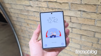 A Samsung estaria avaliando um segundo dobrável no formato mais largo após o Galaxy Z Fold 8 superar as expectativas de vendas na Europa. A fabricante considera duas opções: uma versão com tela interna maior ou um modelo com dimensões semelhantes às do Z Fold 8, mas com especificações mais simples e preço menor. Apenas uma das alternativas deve chegar ao mercado, com os nomes Galaxy Z Fold 9 Plus e Galaxy Z Fold 9 FE em consideração.

A estratégia pode ampliar ainda mais a família Galaxy Z Fold, ao lado dos rumores de Galaxy Z Fold 9, Galaxy Z Fold 9 Ultra e uma segunda geração do Galaxy Z TriFold. Ao mesmo tempo, o Galaxy Z Flip pode ser aposentado. Com Huawei e Apple avançando em novos formatos de dobráveis, o próximo ciclo promete ser um campo de batalha decisivo para o design de smartphones premium.