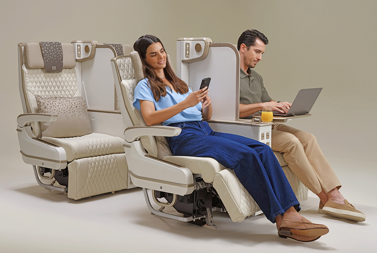 A Emirates está elevando o conceito de Premium Economy com uma cabine totalmente nova, que estreia nos próximos Airbus A350 da companhia. Os assentos ganharam divisórias de privacidade com altura ajustável eletricamente, permitindo que o passageiro controle a barreira entre ele e o companheiro de viagem. O carregamento sem fio e as portas USB-C também chegam como grandes novidades.

Cada poltrona oferece mais conforto e tecnologia, incluindo tela individual de 13,3 polegadas com resolução 4K HDR, suporte integrado para celular na mesa de bandeja e o apoio de cabeça U-Dream, com laterais ajustáveis para maior suporte ao pescoço. Com 28 assentos em configuração 2-3-2, a nova cabine reforça a aposta da Emirates em oferecer mais conforto sem o custo de uma classe executiva.