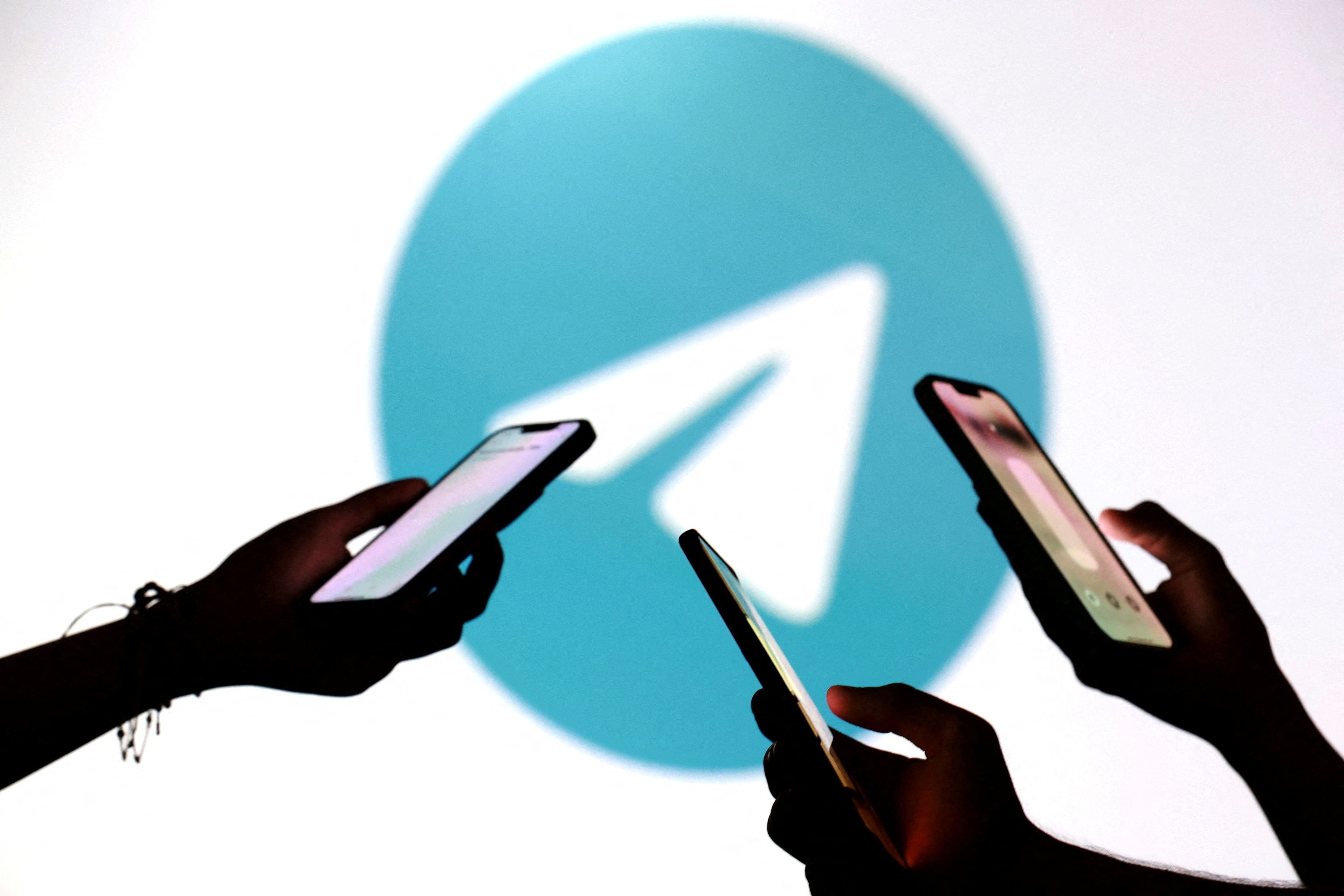 A SaferNet Brasil protocolou uma denúncia formal na ANPD contra contas do Telegram usadas para compartilhar material de abuso sexual infantil. A organização afirma ter identificado 1.093 endereços ativos, incluindo perfis, robôs, canais e grupos, depois de analisar 14.969 links denunciados entre 2017 e 2026.

A denúncia ocorre em meio ao endurecimento da legislação brasileira contra crimes digitais, com a sanção de uma lei que aumenta penas para violência sexual contra crianças e adolescentes no ambiente on-line. Para a SaferNet, o Telegram estrutura e viabiliza essa cadeia criminosa em escala industrial.