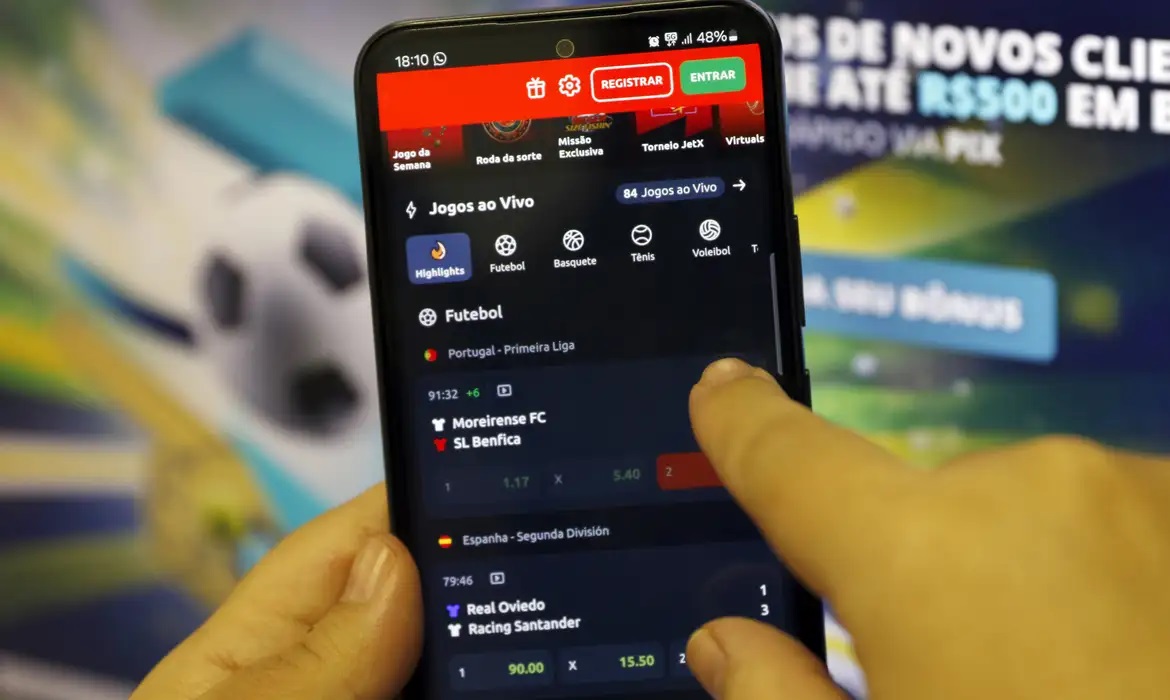 O avanço das apostas online virou uma crise de saúde pública no Brasil. Moradores de periferias que buscavam uma renda extra estão enfrentando dívidas enormes, rompimentos familiares e quadros graves de ansiedade e depressão, com muitos recorrendo ao SUS para tratamento.

Especialistas apontam a combinação explosiva de publicidade agressiva, acesso facilitado pelo celular e vulnerabilidade econômica. Um dos casos relatados é de um motorista que perdeu mais de R$ 200 mil, vendeu carro, móveis e a própria casa, e hoje faz acompanhamento em um Caps.

A indústria das bets lucra com a desesperança. Tratar o vício apenas como problema individual não basta: é preciso regulamentação séria, proteção aos mais pobres e conscientização de que aposta não é fonte de renda.