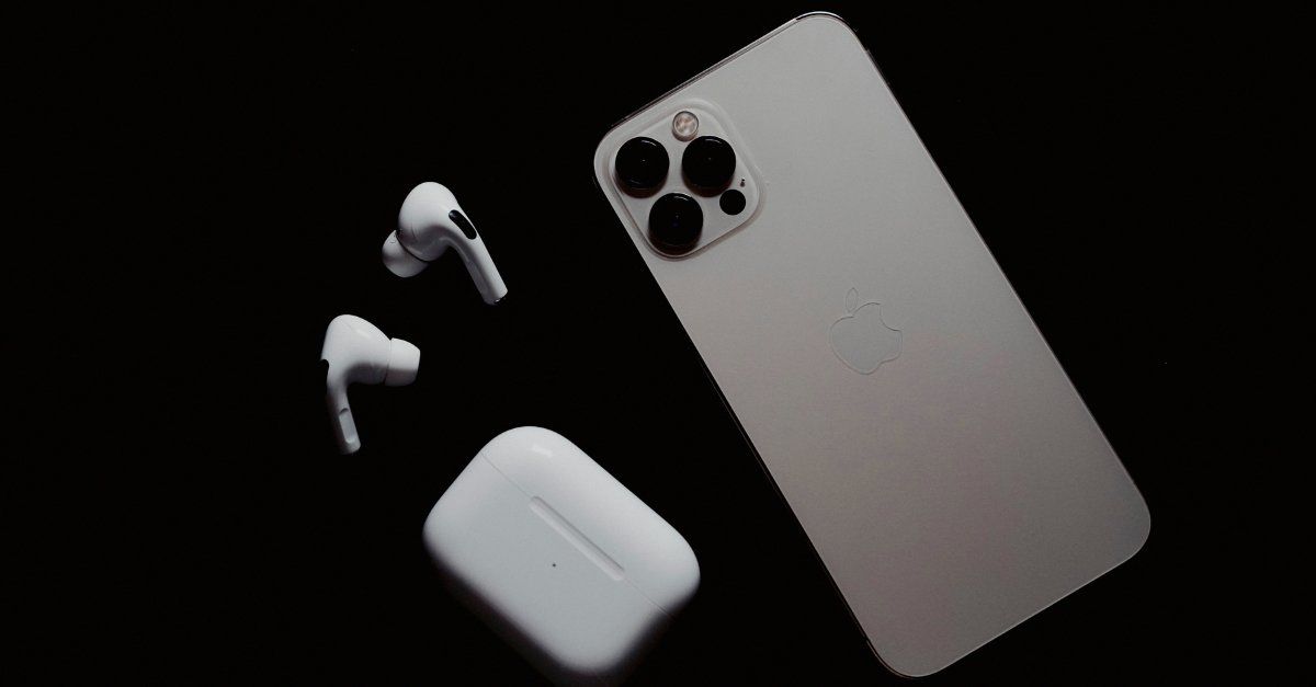 Se você estava de olho em um produto Apple e tem viagem marcada para os Estados Unidos, essa é a sua chance. Somente hoje, grandes programas internacionais de fidelidade estão oferecendo até 4 milhas por dólar gasto em compras feitas nas lojas da Apple nos EUA.

Atmos Rewards (Alaska) e MileagePlus (United) pagam 4 milhas por dólar, enquanto AAdvantage (American Airlines) e SkyMiles (Delta) creditam 3,5 milhas por dólar. Basta clicar no link do programa escolhido, fazer login, ser redirecionado para a Apple, escolher o item e finalizar a compra.

Fique atento: a oferta vale só hoje e tem uma longa lista de exclusões, incluindo os modelos mais recentes de iPhone, Apple Watch e AirPods. Tire fotos ou grave a tela durante todo o processo para garantir o crédito das milhas, e para gastar em dólar sem sustos conte com uma conta internacional como Nomad ou Wise.