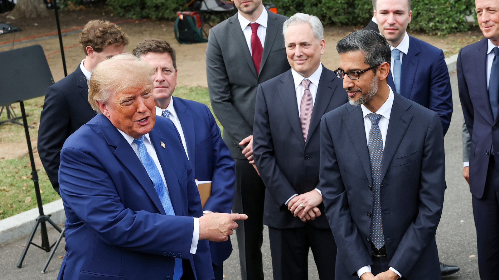O presidente dos Estados Unidos, Donald Trump, afirmou que ligou para o CEO do Google, Sundar Pichai, para perguntar se o Google Maps poderia renomear o Oceano Atlântico, e teria ouvido um não. Segundo o próprio relato de Trump, Pichai resistiu com uma justificativa direta: oceanos cobrem muitos países para esse tipo de rebrand.

O episódio vem depois de o Google ceder a pressões anteriores de Trump, renomeando o Golfo do México como Golfo da América e o Lago Ontário como Lago América para usuários nos EUA. O padrão revela como a Big Tech pode se curvar rapidamente quando estão em jogo tarifas, favores regulatórios e contratos públicos.

Agora Trump sugere mirar o Pacífico, enquanto inflação, preço dos combustíveis e uma guerra prolongada seguem fora do foco. Mais do que rótulos em mapas, a história expõe quanto espaço democrático se perde quando corporações decidem agradar impulsos autoritários.
