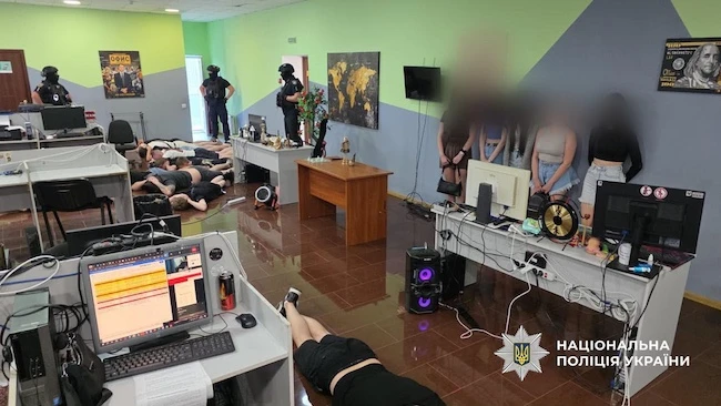 Em uma operação de proporções nacionais, a polícia ucraniana invadiu 94 centrais de golpes, realizou mais de 400 buscas e apreendeu milhares de computadores, celulares, chips, cartões bancários e até um quilo de ouro. Os criminosos se passavam por funcionários de bancos, falsos corretores de investimentos e agentes de plataformas de criptomoedas para roubar o dinheiro das vítimas.

As autoridades encontraram roteiros prontos, bancos de dados de vítimas e ferramentas de lavagem de dinheiro, além de indícios de venda de dados pessoais para outros grupos criminosos. Parte das operações atingiu vítimas fora da Ucrânia, com apoio da polícia alemã para rastrear fundos movimentados em exchanges de cripto. Os suspeitos podem pegar até 12 anos de prisão. Um golpe duro contra a fraude online global.

Com redes criminosas cada vez mais sofisticadas, é essencial reforçar sua proteção digital. Usar uma VPN confiável ajuda a manter sua privacidade e segurança ao navegar.
