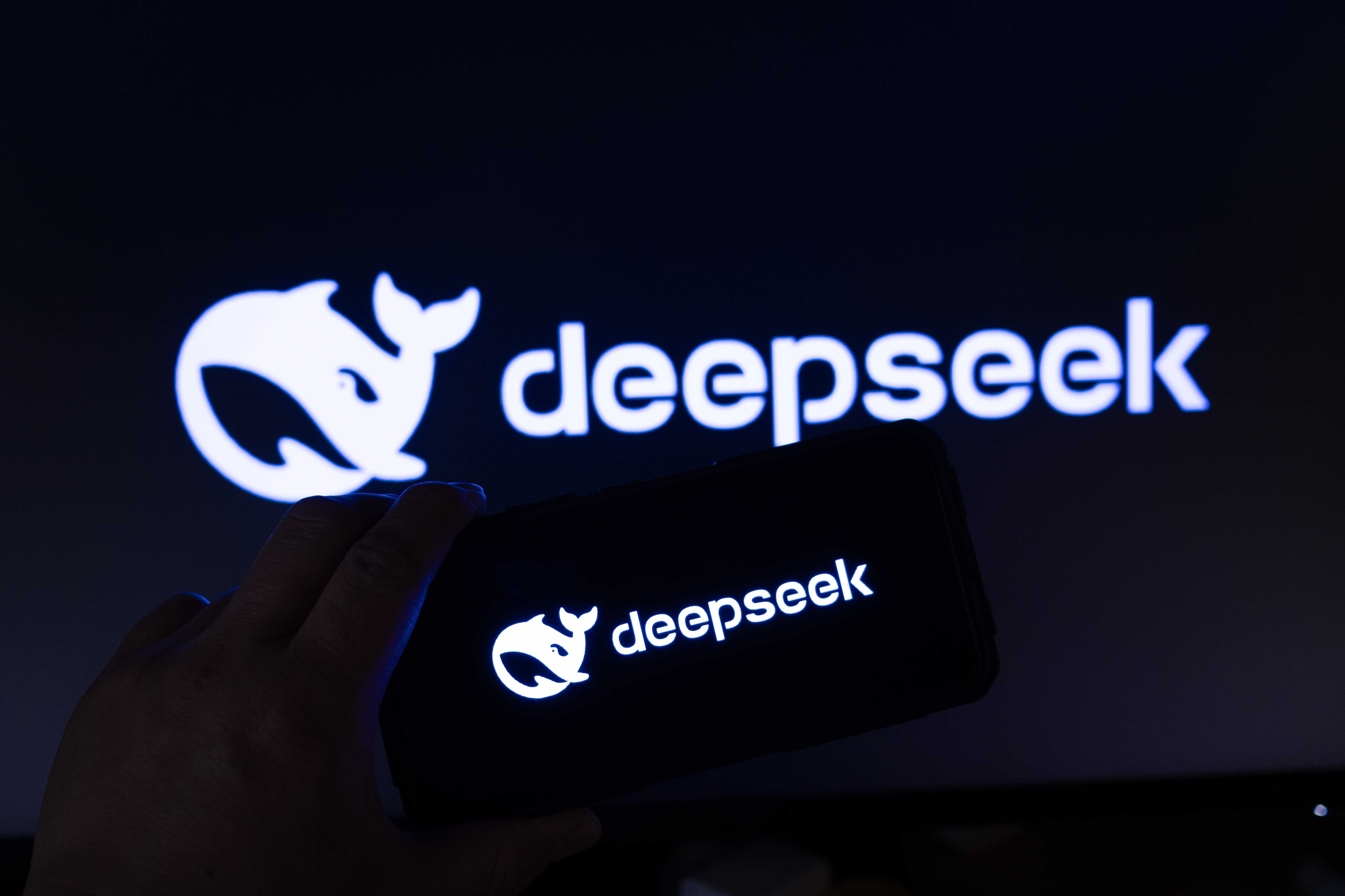 DeepSeek sempre foi sinônimo de IA barata, mas essa era acabou. A empresa acaba de aumentar os preços da API da família V4 em até 1.100%, com novas tarifas de pico e fora de pico que colocam um preço bem mais alto na demanda por processamento.

A boa notícia? Os horários fora de pico continuam sendo uma grande vantagem, e o novo V4-Pro já está disponível para todos, com raciocínio flexível e modos de pensamento aprimorados. É a lei da oferta e da procura na prática, e isso está mudando todo o mercado de IA.