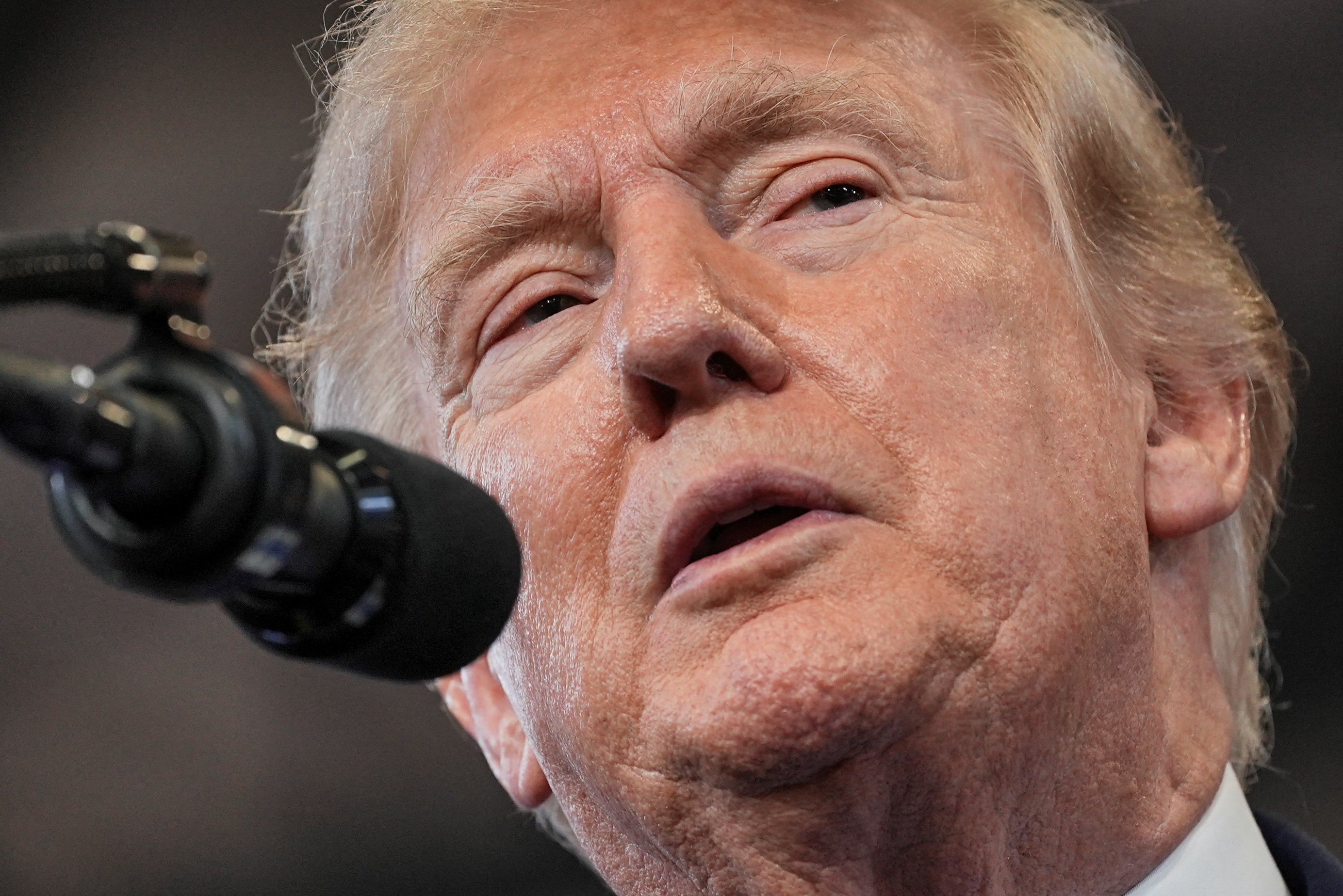 Trump anunciou o que chamou de operação econômica mais esmagadora já feita contra um país, mirando o Irã com guerra econômica total e isolamento. Ele ainda ameaçou punir qualquer nação que ajude a manter a economia iraniana funcionando. O ministro das relações exteriores do Irã respondeu na hora: o 'Dia D econômico' vai trazer mais derrota aos EUA.

A ofensiva escancara o lado mais autoritário e imperialista da política externa trumpista, que castiga a população iraniana com sanções enquanto fracassa nas negociações diplomáticas. Com China, Índia e até aliados dos EUA mantendo laços comerciais com Teerã, a aposta na asfixia econômica pode muito bem virar mais um capítulo de fracasso americano no Oriente Médio.